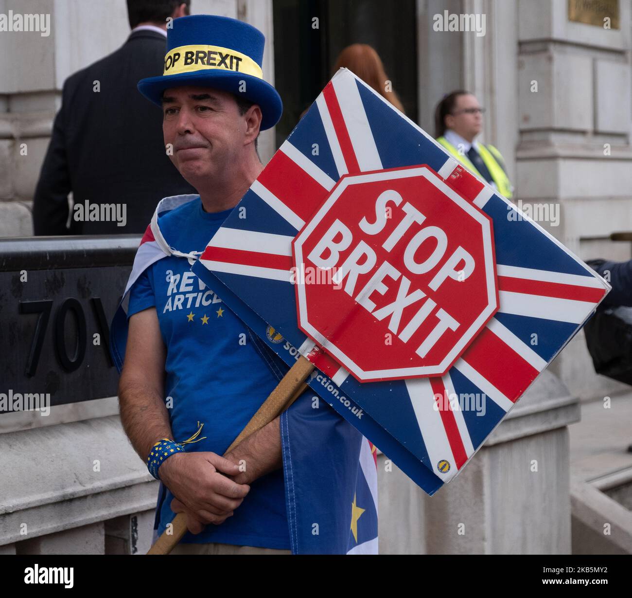 Steve Bray, Proster der Europäischen Union, erwartet die Ankunft von DUP-Führer Arlene Foster vor dem Kabinett am 10. September 2019 in London, England. (Foto von Robin Pope/NurPhoto) Stockfoto