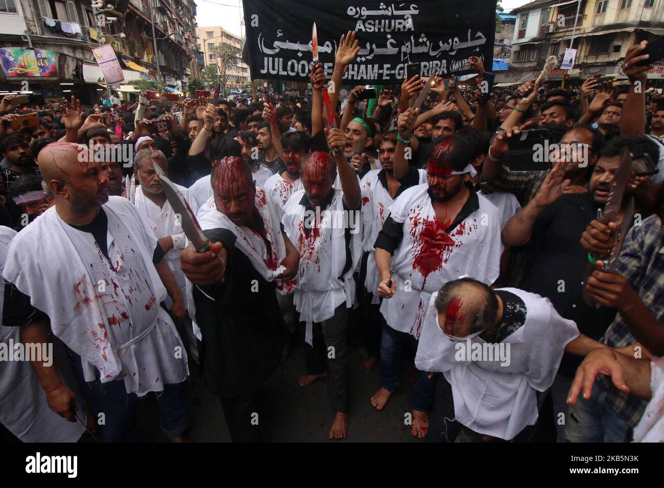 Schiitische muslimische Anhänger halten Messer, während sie sich während der Ashura-Prozession in Mumbai, Indien, am 10. September 2019 geißeln. Aschura ist der 10.. Tag des Muharram im islamischen Kalender, der das Martyrium von Imam Hussein, dem Enkel des islamischen Propheten Muhammad, markiert. (Foto von Himanshu Bhatt/NurPhoto) Stockfoto