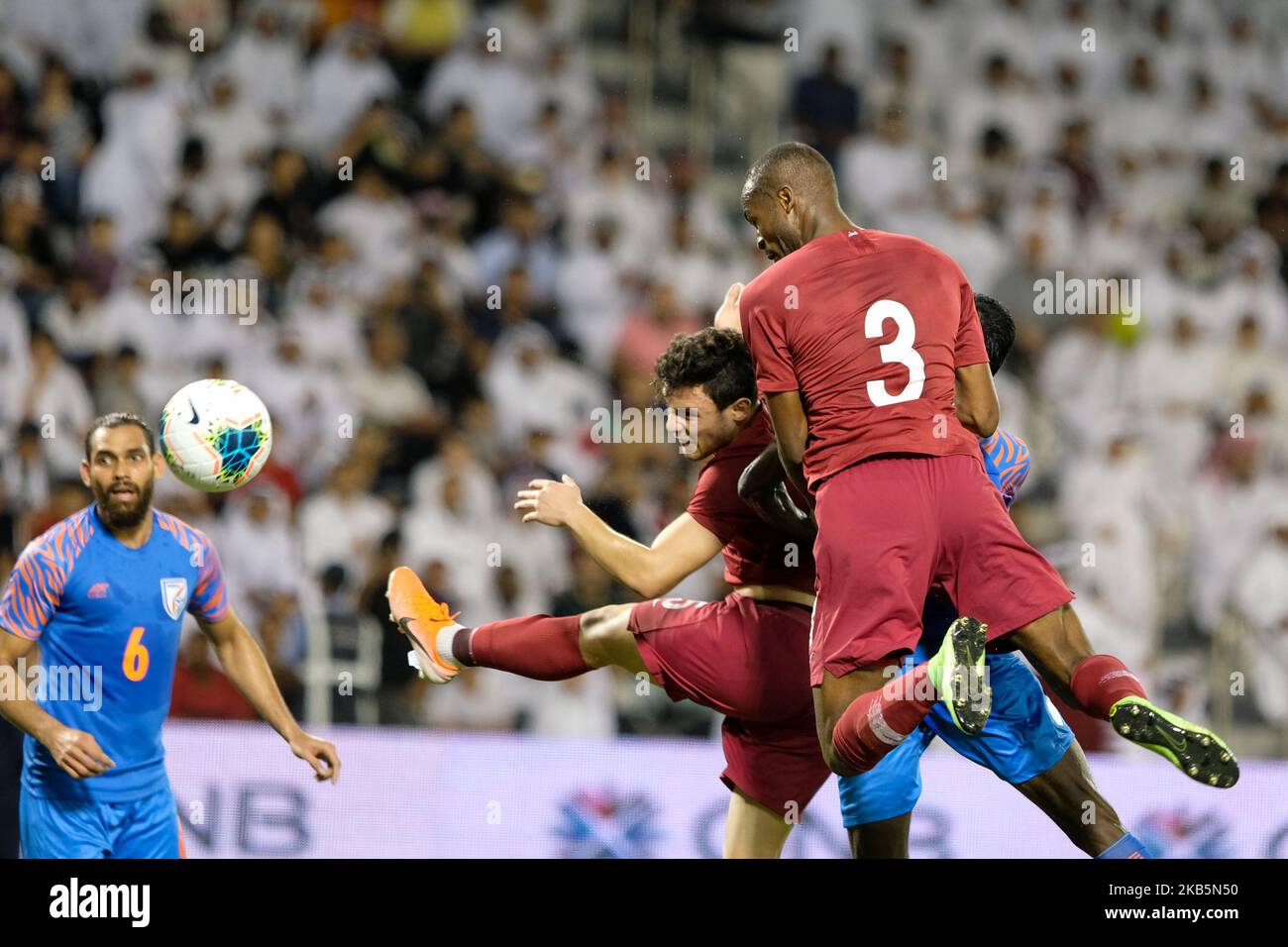 Bassam Al-Rawi und Abdelkarim Hassan versuchen am 10 2019. September im Jassim bin Hamad Stadium in Doha, Katar, den Ball aus einer Ecke in Richtung Tor zu führen, während Katar 0 - 0 Indien in einem WM-Qualifikationsspiel. (Foto von Simon Holmes/NurPhoto) Stockfoto