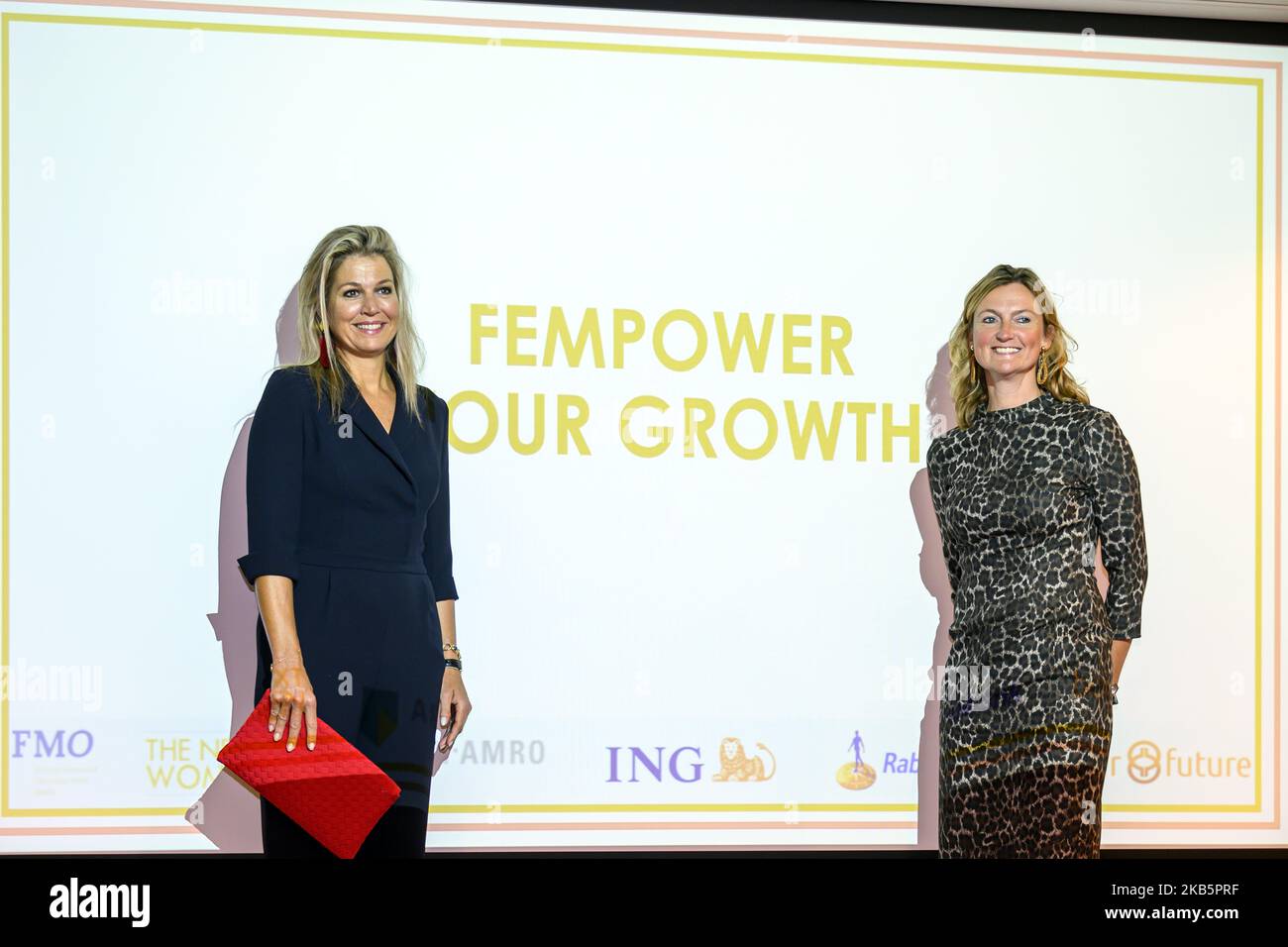 Königin Maxima aus den Niederlanden und Chantal Korteweg (R) nehmen am Workshop Fempower Your Growth Program bei der niederländischen Entwicklungsbank FMO in Den Haag, Niederlande, am 11. September 2019 Teil. Dieses Programm von FEM.NL und The Next Women konzentriert sich auf die Förderung des Unternehmertums von Frauen und den besseren Zugang zu Finanzmitteln für Unternehmerinnen. Das „FEmpower Growth Program“ ist ein Pilotprojekt, das von Juni bis September 2019 läuft und sich an Unternehmerinnen und Bankvertreter richtet, um den Zugang zu Finanzmitteln zu verbessern, relevante Netzwerke aufzubauen und die unternehmerische Kompetenz zu erhöhen Stockfoto