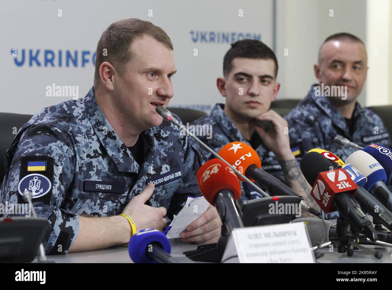 Ukrainische Matrosen (von L bis R) Kommandant der 1. Division der Schiffe der Garde des Überfalls des Marinekommandos, Kapitän des zweiten Ranges, Denis Gritsenko , Oberbefehlshaber des kleinen gepanzerten Artilleriebootes „Berdschansk“ Andrij Artemenko und Seemann, Der Elektriker des kleinen gepanzerten Artillerieboots „Nikopol“ Andriy Oprysko, das während eines großen Gefangenenaustauschs zwischen Russland und der Ukraine freigelassen wurde, nimmt am 12. September 2019 an einer gemeinsamen Pressekonferenz in Kiew, Ukraine, Teil. 24 ukrainische Matrosen, die am 2018. November von Russland in der Nähe der Straße von Kertsch gefangen genommen wurden, und 11 weitere ukrainische politische Gefangene, Stockfoto