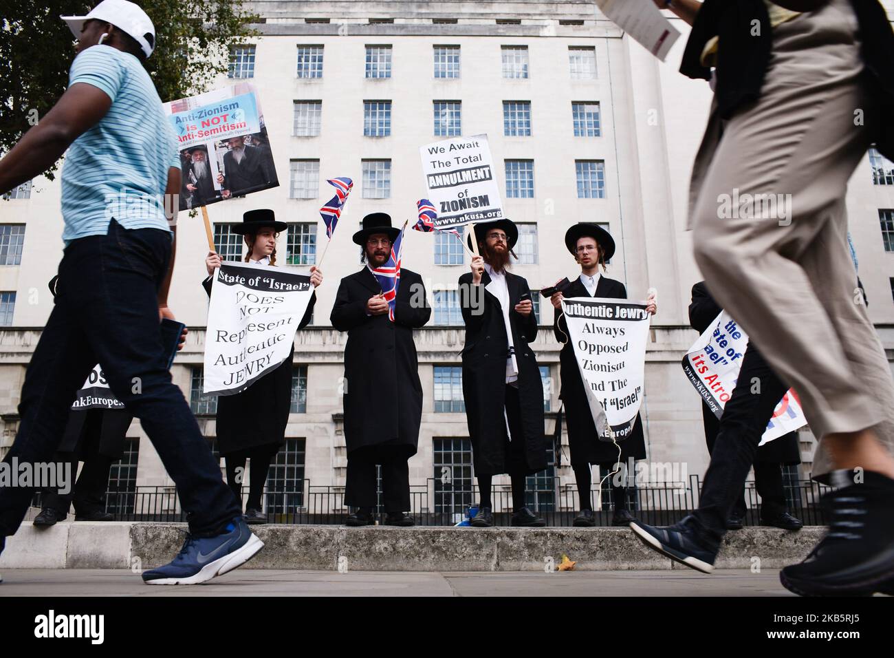 Eine Gruppe antizionistischer orthodoxer Juden protestiert am 12. September 2019 bei einer Demonstration in Whitehall in London, England, gegen die Gründung und die Aktionen des Staates Israel. (Foto von David Cliff/NurPhoto) Stockfoto