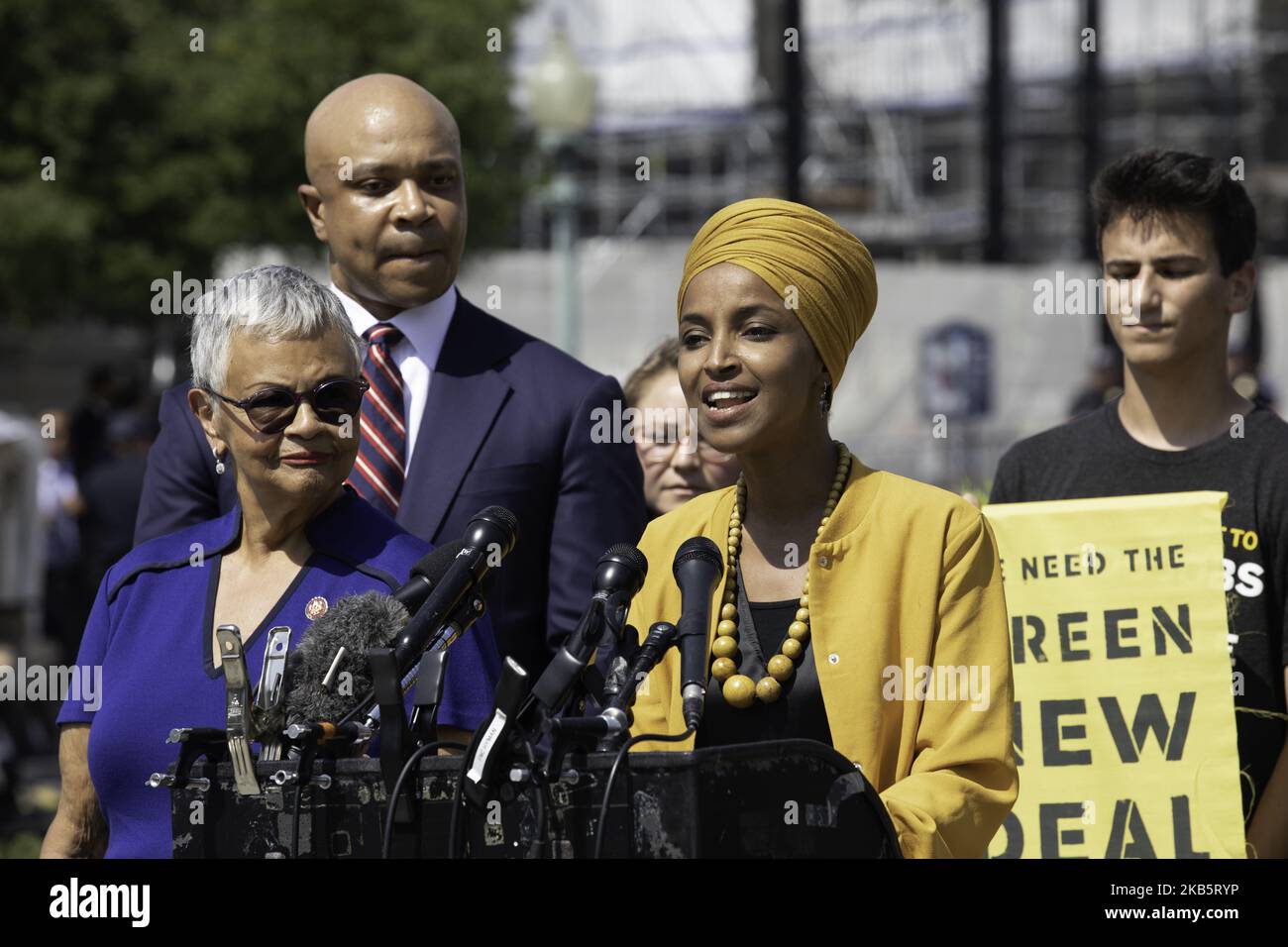 Die Rep. Ilhan Omar (D-MN) und die Rep. Bonnie Watson Coleman (D-NJ) veranstalten eine Pressekonferenz, um die Gesetzgebung zum „Federal Jobs Guarantee Development Act“ zu diskutieren, der am Donnerstag, den 12. September 2019, im US-Kapitol in Washington den Weg für grüne Arbeitsplätze ebnen wird. (Foto von Aurora Samperio/NurPhoto) Stockfoto
