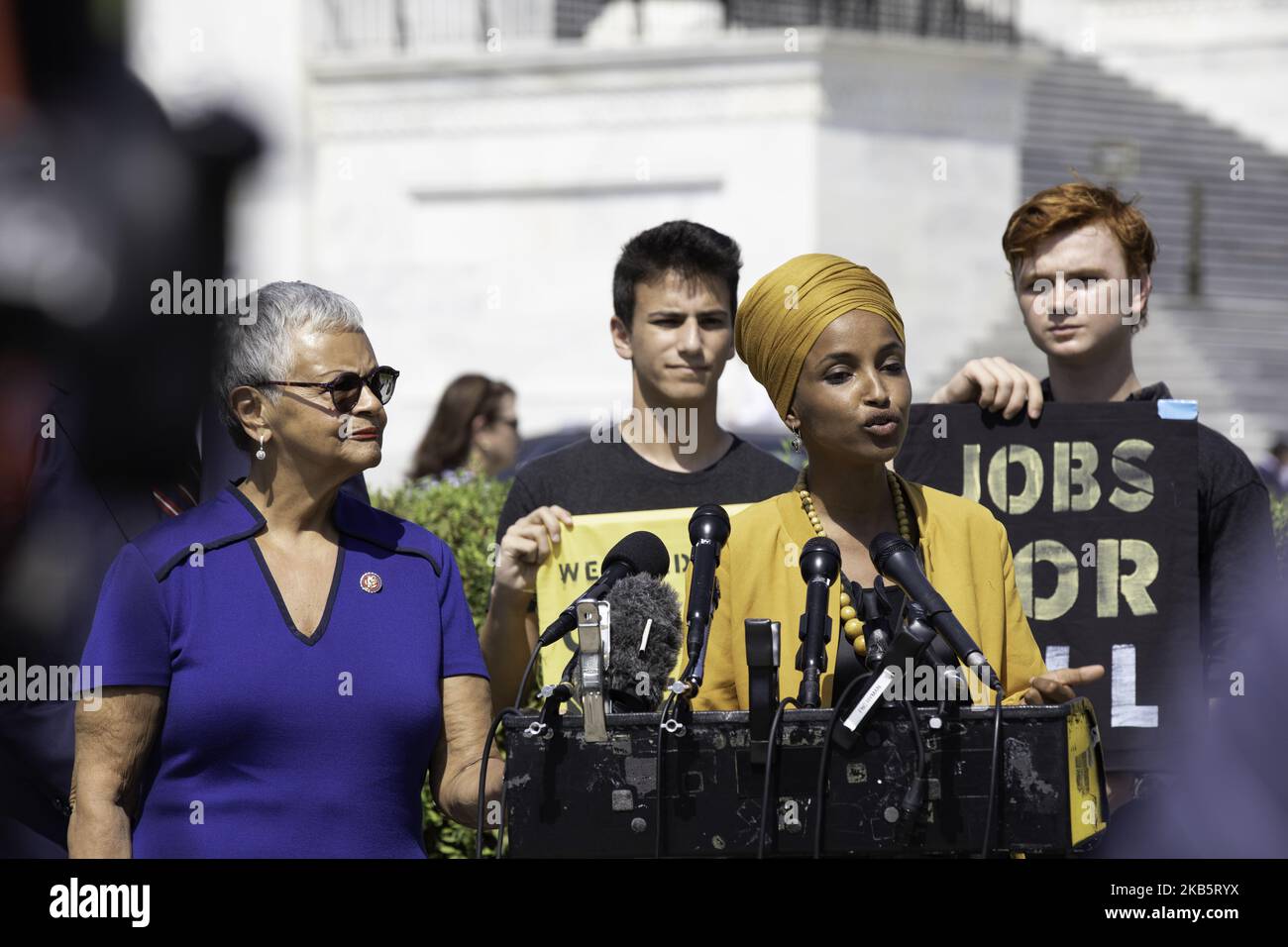 Die Rep. Ilhan Omar (D-MN) und die Rep. Bonnie Watson Coleman (D-NJ) veranstalten eine Pressekonferenz, um die Gesetzgebung zum „Federal Jobs Guarantee Development Act“ zu diskutieren, der am Donnerstag, den 12. September 2019, im US-Kapitol in Washington den Weg für grüne Arbeitsplätze ebnen wird. (Foto von Aurora Samperio/NurPhoto) Stockfoto