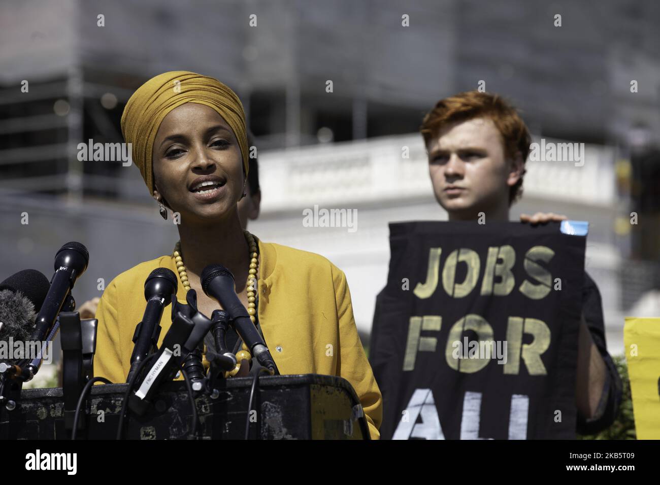 Die Rep. Ilhan Omar (D-MN) und die Rep. Bonnie Watson Coleman (D-NJ) haben auf einer Pressekonferenz über die Gesetzgebung den „Federal Jobs Guarantee Development Act“ eingeführt, der am Donnerstag, den 12. September 2019, den Weg für grüne Arbeitsplätze im US-Kapitol in Washington, USA, ebnen wird. (Foto von Aurora Samperio/NurPhoto) Stockfoto