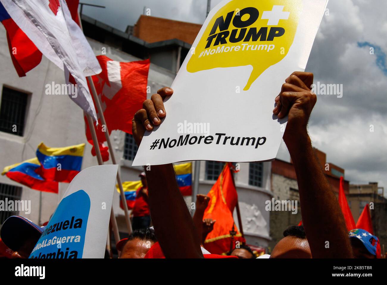 Ein Mann hält ein Zeichen, das sagt, dass Trump nicht mehr, in einer Demonstration zur Feier des 11.. Jahrestages der Jugend der Vereinigten Partei von Venezuela, in Caracas am 12. September. (Foto von Javier Campos/NurPhoto) Stockfoto