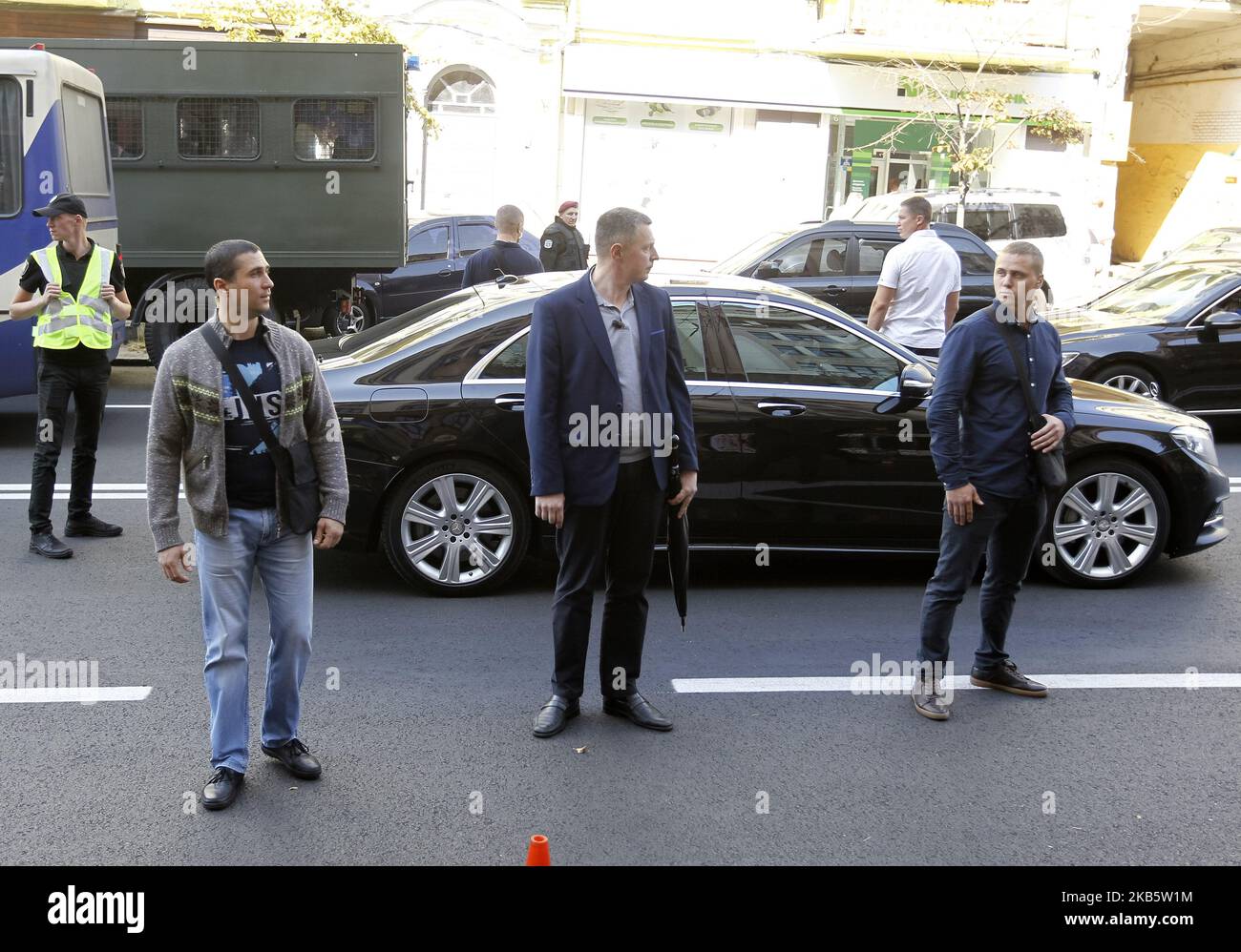 Bodyguards stehen mit dem ehemaligen ukrainischen Präsidenten Petro Poroschenko um ein Auto herum, als er am 13. September 2019 nach einer Befragung beim Staatlichen Ermittlungsbüro in Kiew, Ukraine, abreisen musste. Petro Poroschenko sagte, dass er im Fall der Verstaatlichung der Privatbank und der Gefangennahme ukrainischer Matrosen in der Straße von Kertsch befragt wurde, wie lokale Medien berichteten. (Foto von STR/NurPhoto) Stockfoto