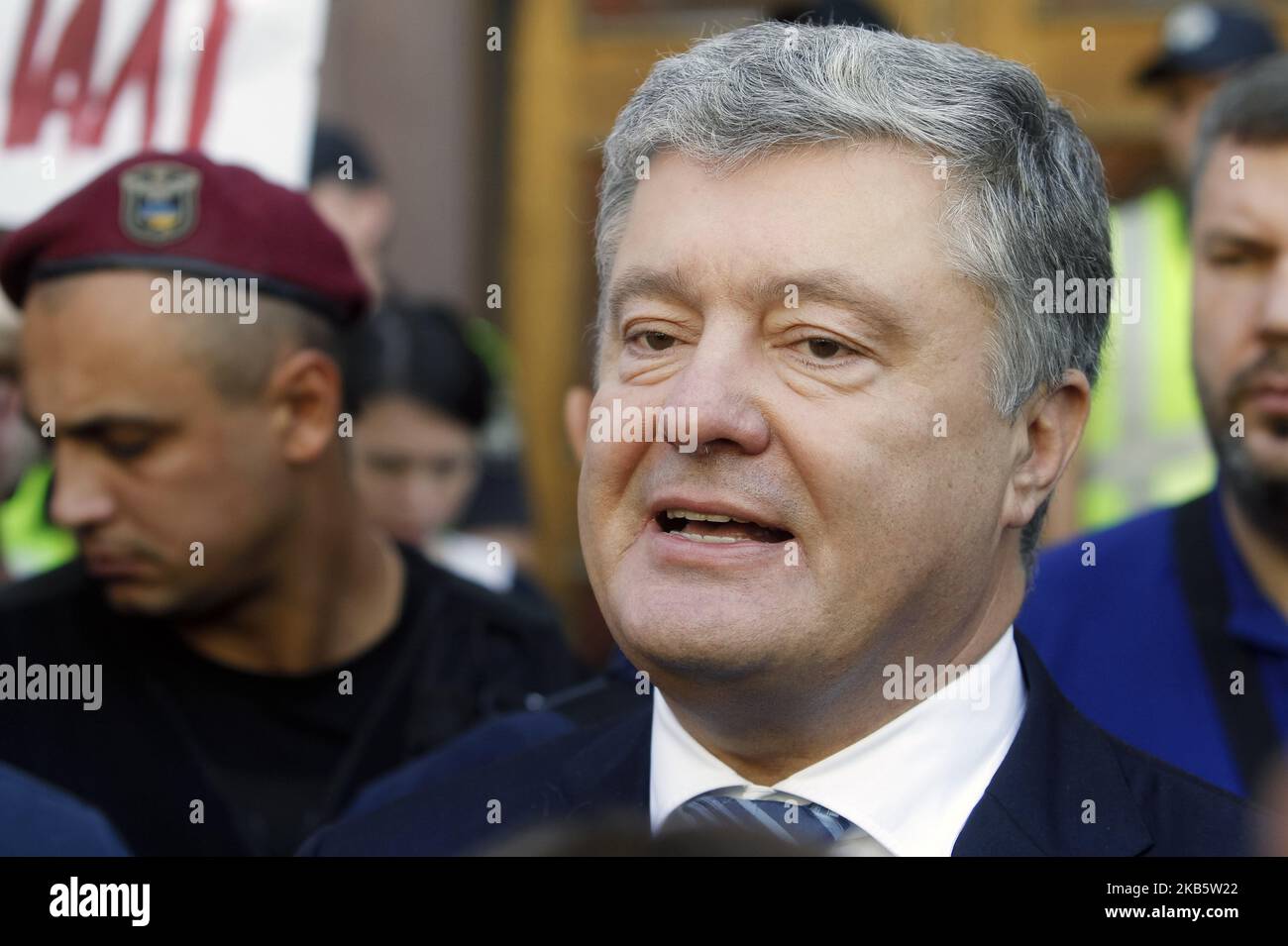 Der ehemalige ukrainische Präsident Petro Poroschenko (R) spricht mit Journalisten, nachdem er am 13. September 2019 im staatlichen Untersuchungsbüro in Kiew, Ukraine, befragt wurde. Petro Poroschenko sagte, dass er im Fall der Verstaatlichung der Privatbank und der Gefangennahme ukrainischer Matrosen in der Straße von Kertsch befragt wurde, wie lokale Medien berichteten. (Foto von STR/NurPhoto) Stockfoto