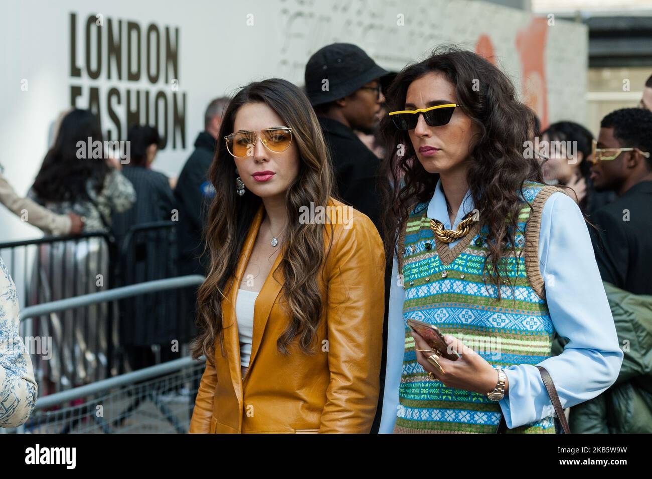 Besucher besuchen die London Fashion Week am 13. September 2019 in London, England. Während der fünftägigen Veranstaltung werden Designer ihre Frühjahr/Sommer 2020-Kollektionen an verschiedenen Orten in der britischen Hauptstadt präsentieren. (Foto von Wiktor Szymanowicz/NurPhoto) Stockfoto