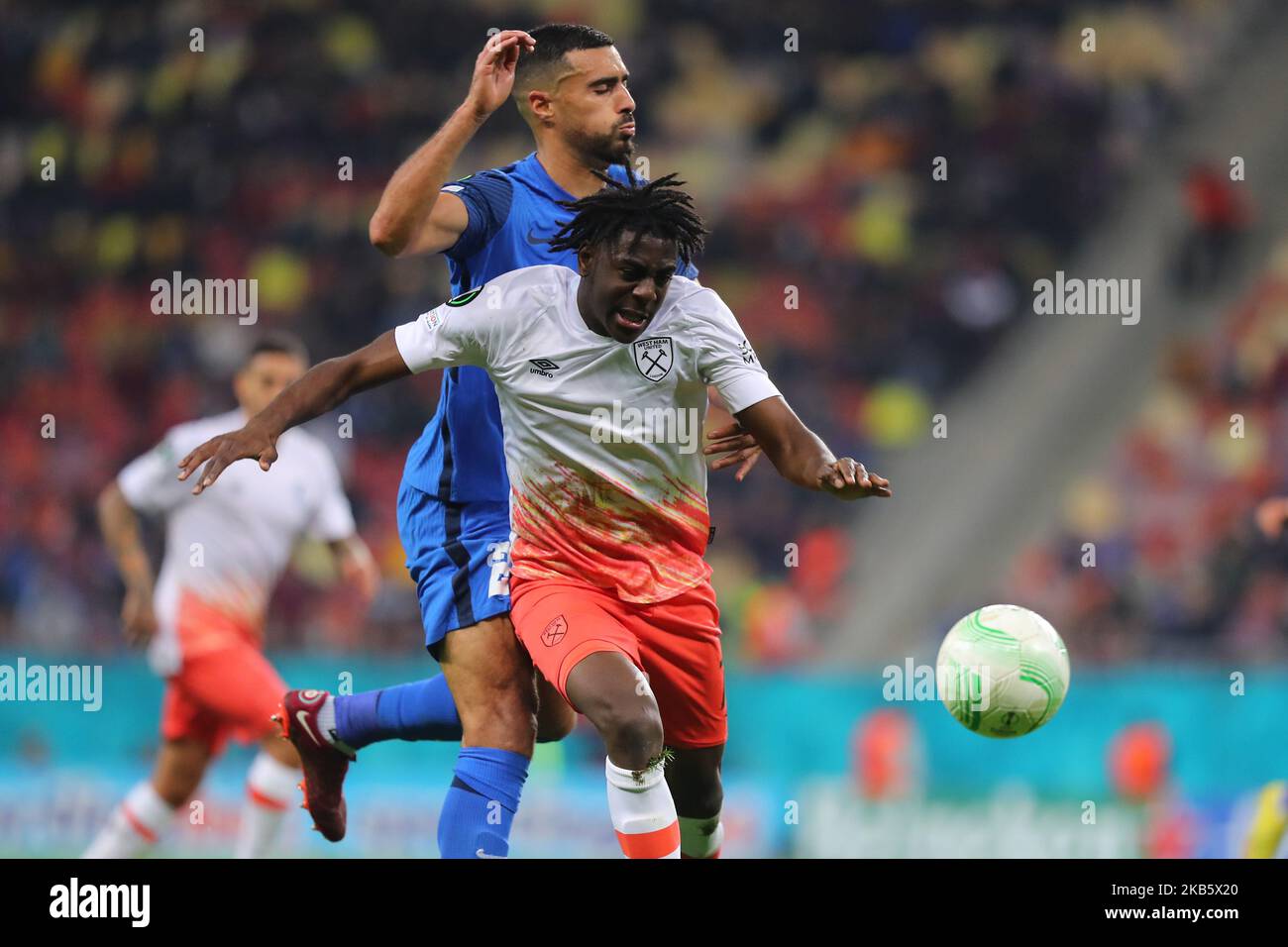 Bukarest, Rumänien. 03.. November 2022. Divin Mubama und Rachid Bouhenna während des UEFA Europa Conference League-Spiels FCSB gegen West Ham United in der Arena Națională, Bukarest, Rumänien, 3.. November 2022 (Foto von Stefan Constantin/News Images) Credit: News Images LTD/Alamy Live News Stockfoto