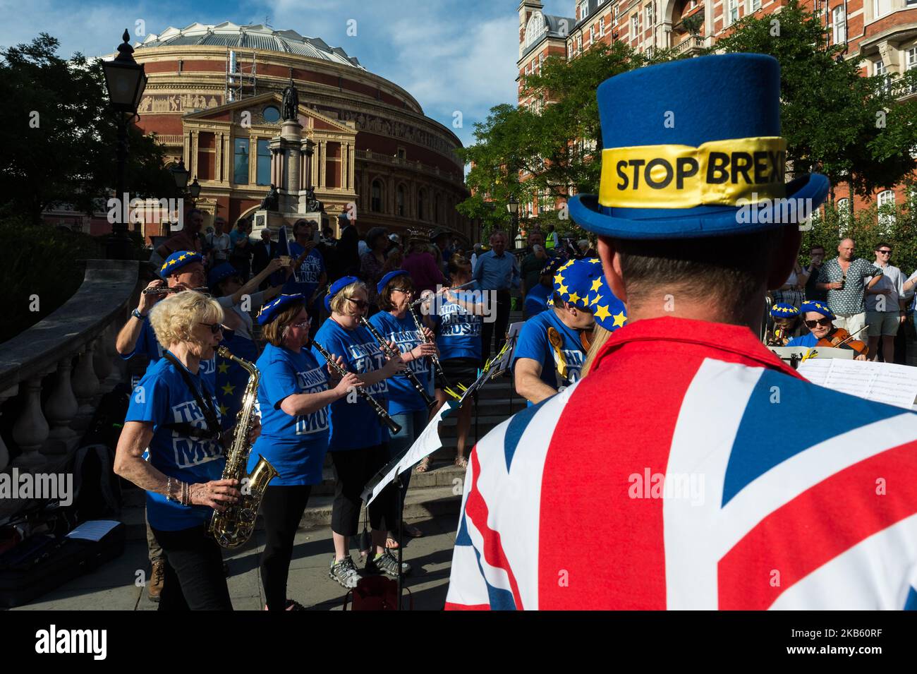 Anti-Brexit-Demonstranten inszenieren vor der Royal Albert Hall vor der Last Night of the Proms am 14. September 2019 in London, England, ein Konzert mit dem Titel „Danke für die Musik“ und ein EU-Flaggengeschenk. Die Demonstranten planen, Tausende von EU-Flaggen bei der diesjährigen BBC Last Night of the Proms für die traditionelle Flagge zu verschenken, die während des Konzerts im Fernsehen ausgestrahlt wird. (Foto von Wiktor Szymanowicz/NurPhoto) Stockfoto