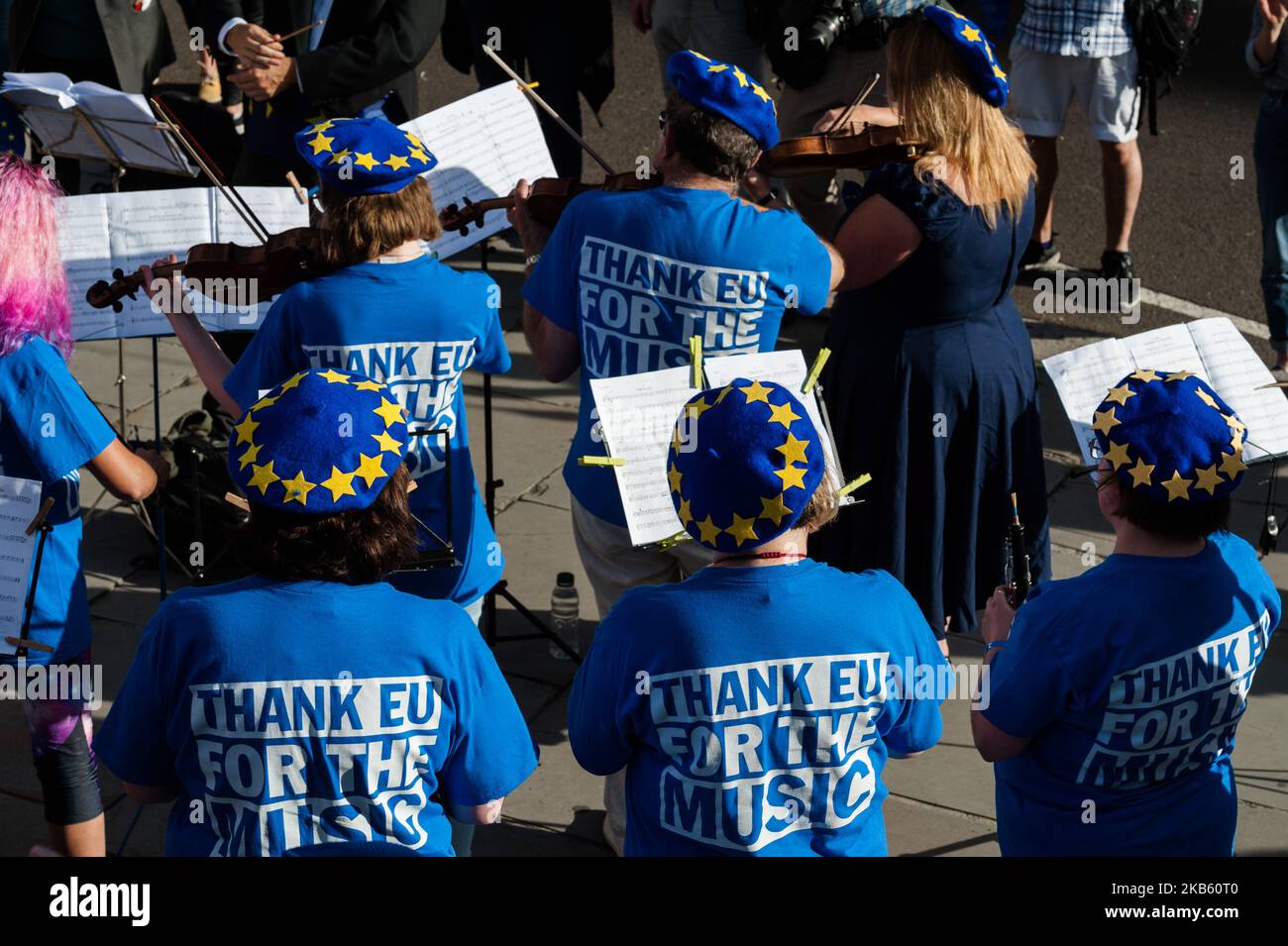 Anti-Brexit-Demonstranten inszenieren vor der Royal Albert Hall vor der Last Night of the Proms am 14. September 2019 in London, England, ein Konzert mit dem Titel „Danke für die Musik“ und ein EU-Flaggengeschenk. Die Demonstranten planen, Tausende von EU-Flaggen bei der diesjährigen BBC Last Night of the Proms für die traditionelle Flagge zu verschenken, die während des Konzerts im Fernsehen ausgestrahlt wird. (Foto von Wiktor Szymanowicz/NurPhoto) Stockfoto