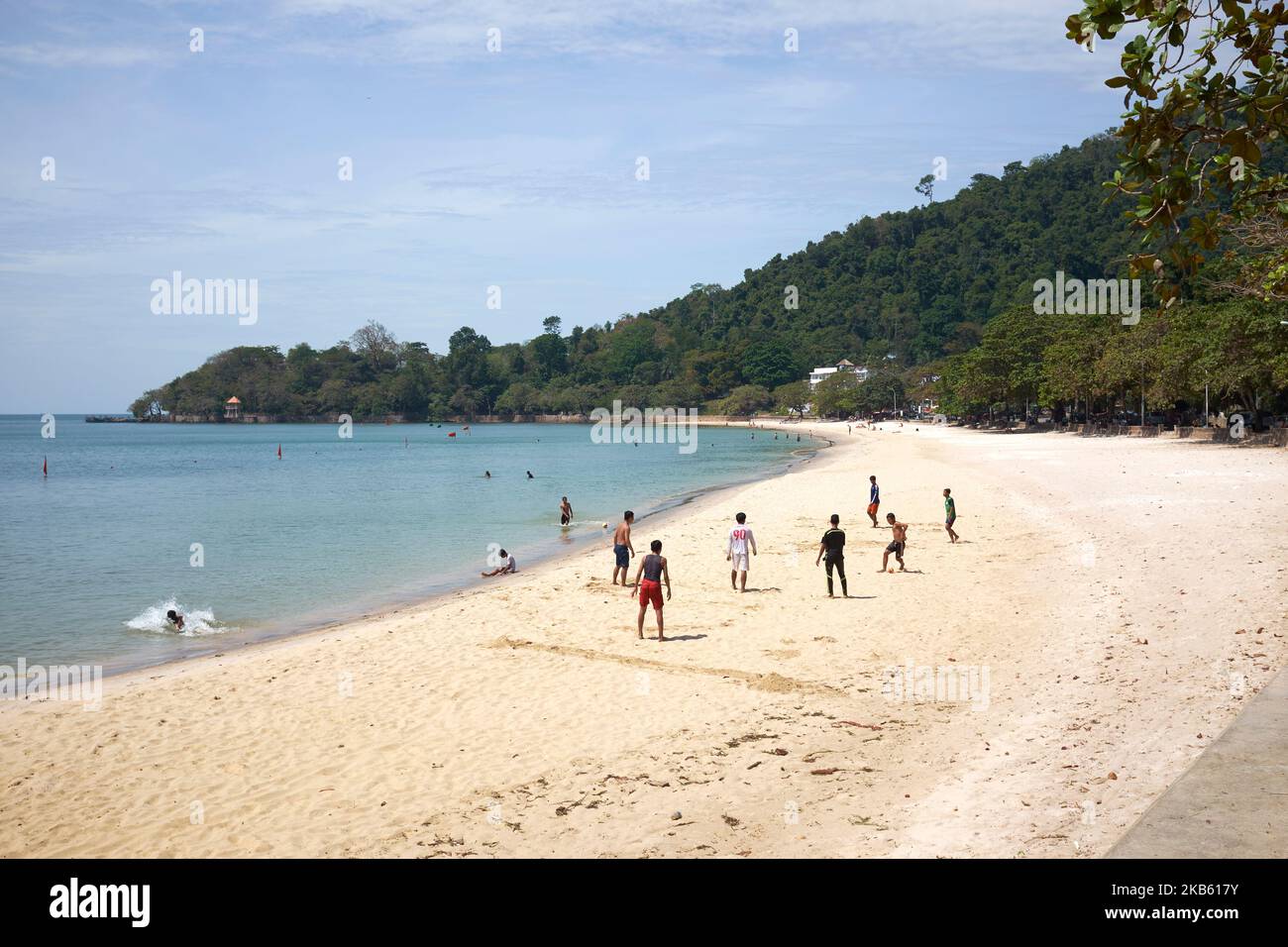 Jungs spielen Fußball am Strand von Kep Cambodia Stockfoto