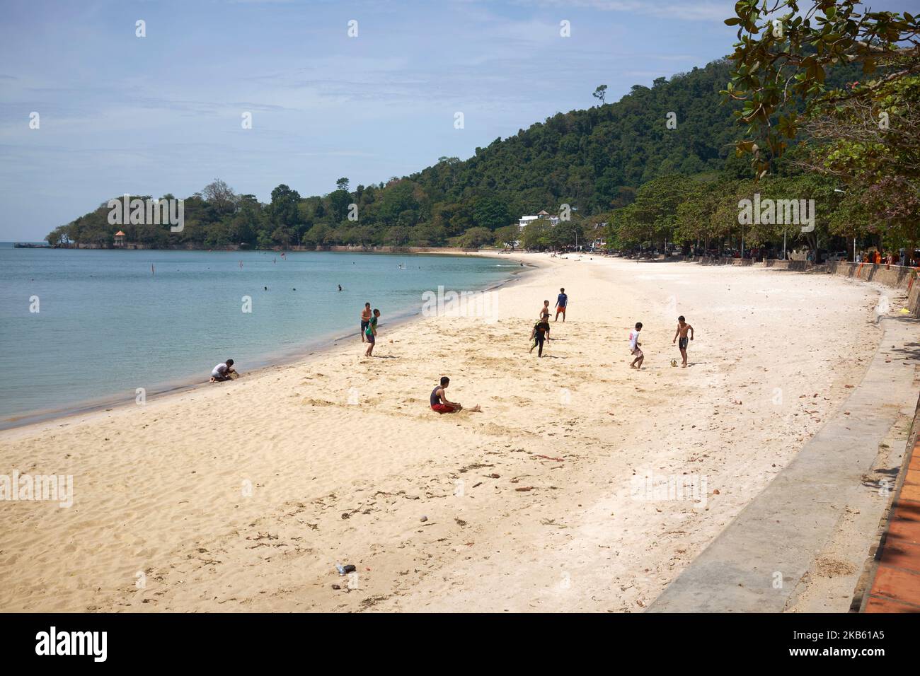 Jungs spielen Fußball am Strand von Kep Cambodia Stockfoto