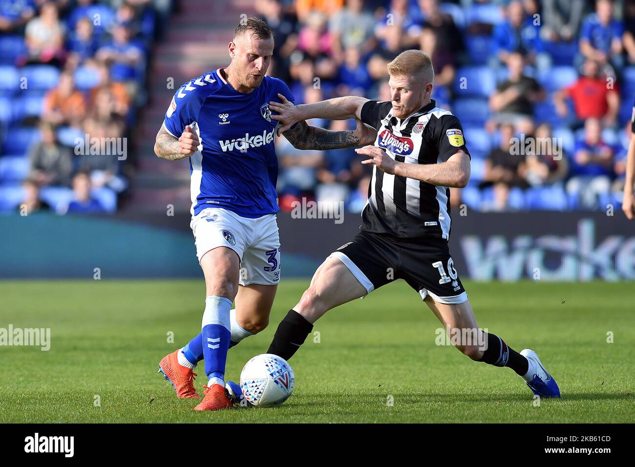 Oldham's David Wheater und Grimsby's Elliott Whitehouse in Aktion während des Sky Bet League 2-Spiels zwischen Oldham Athletic und Grimsby Town im Boundary Park, Oldham am Samstag, 14.. September 2019. (Foto von Eddie Garvey/MI News/NurPhoto) Stockfoto
