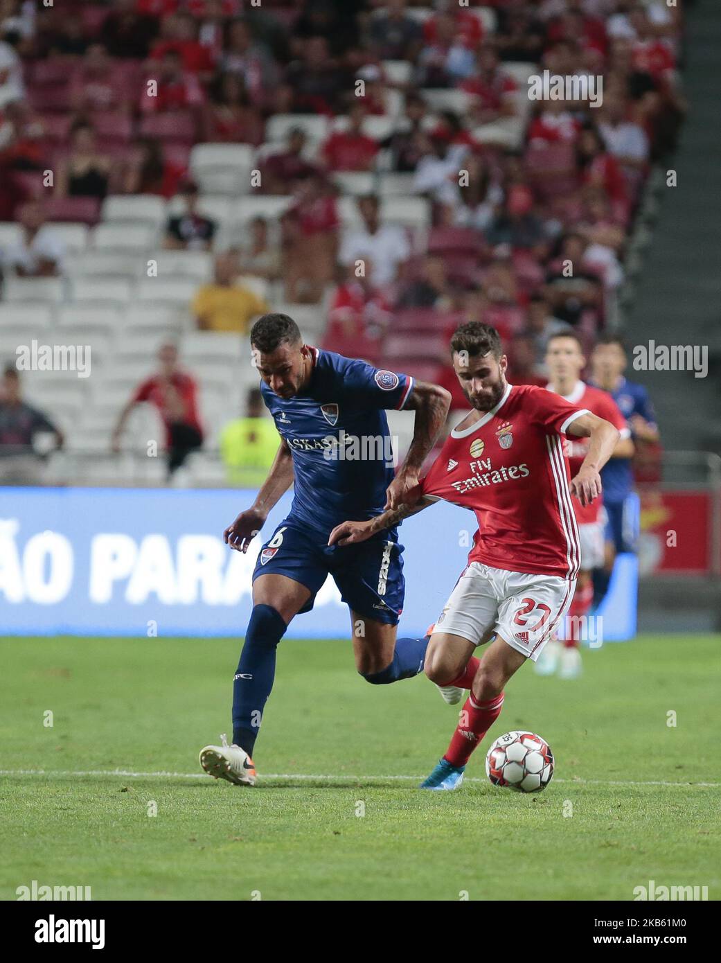 SL Benfica Mittelfeldspieler Rafa Silva(R) und Gil Vicente FC Mittelfeldspieler Joao Afonso im Einsatz während des Premier League 2019/20-Spiels zwischen SL Benfica und Gil Vicente FC am 14. September 2019 im Luz Stadium in Lissabon. (Foto von Paulo Nascimento / DPI / NurPhoto) Stockfoto