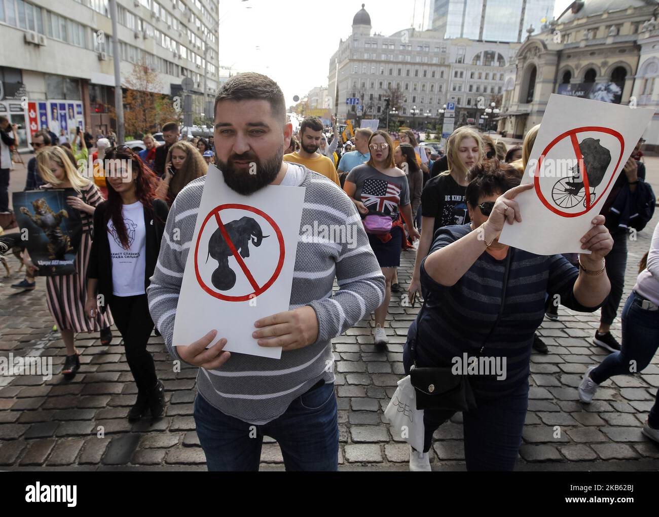 Menschen tragen Plakate während des „Allukrainischen marsches für Tierrechte“ im Zentrum von Kiew, Ukraine, am 15. September 2019. Mehrere Tausend Teilnehmer mit ihren Haustieren marschierten ins Zentrum von Kiew zum ukrainischen Parlamentsgebäude und forderten, die Verwendung von Tieren in Zirkussen, Delfinarien, das Betteln mit Tieren und Fotodiensten, Tierversuche und das Verbot von Pelzfarmen zu verbieten. Das Ereignis, das gleichzeitig in 24 ukrainischen Städten stattfand, zielt darauf ab, humanistische Werte zu popularisieren und Tiere vor Grausamkeit zu schützen. (Foto von STR/NurPhoto) Stockfoto