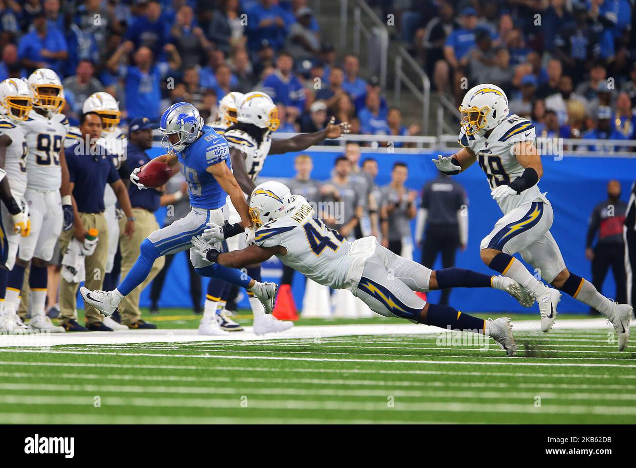 Der Detroit Lions Wide Receiver Danny Amendola (80) trägt den Ball unter dem Druck des Los Angeles Chargers-Linienspielers Uchenna Nwosu (42) während der ersten Hälfte eines NFL-Fußballspiels gegen die Los Angeles Chargers in Detroit, Michigan, USA, am Sonntag, den 15. September 2019. (Foto von Amy Lemus/NurPhoto) Stockfoto