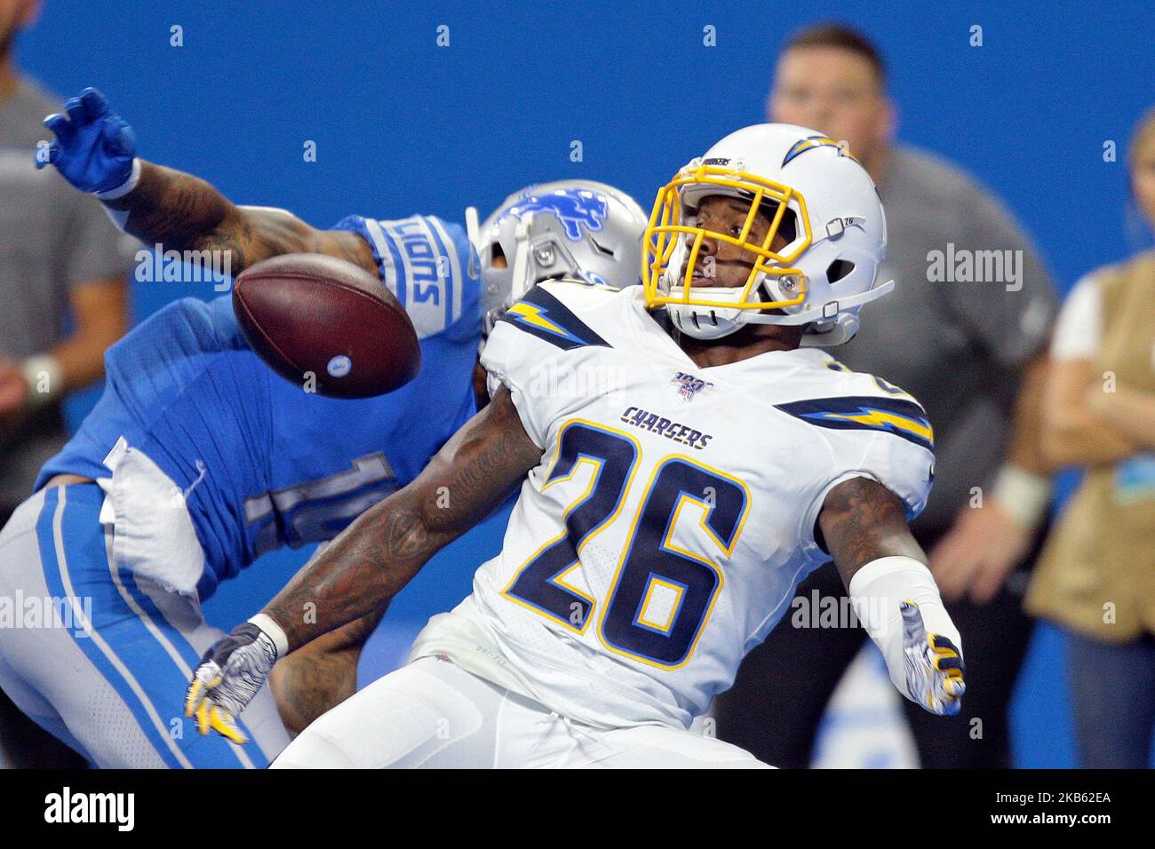 Los Angeles Chargers Cornerback Casey Hayward (26) fängt einen Pass ab, der für Kenny Golladay (19), einen breiten Empfänger von Detroit Lions, während der zweiten Hälfte eines NFL-Fußballspiels in Detroit, Michigan, USA, am Sonntag, 15. September 2019, vorgesehen ist (Foto: Jorge Lemus/NurPhoto) Stockfoto