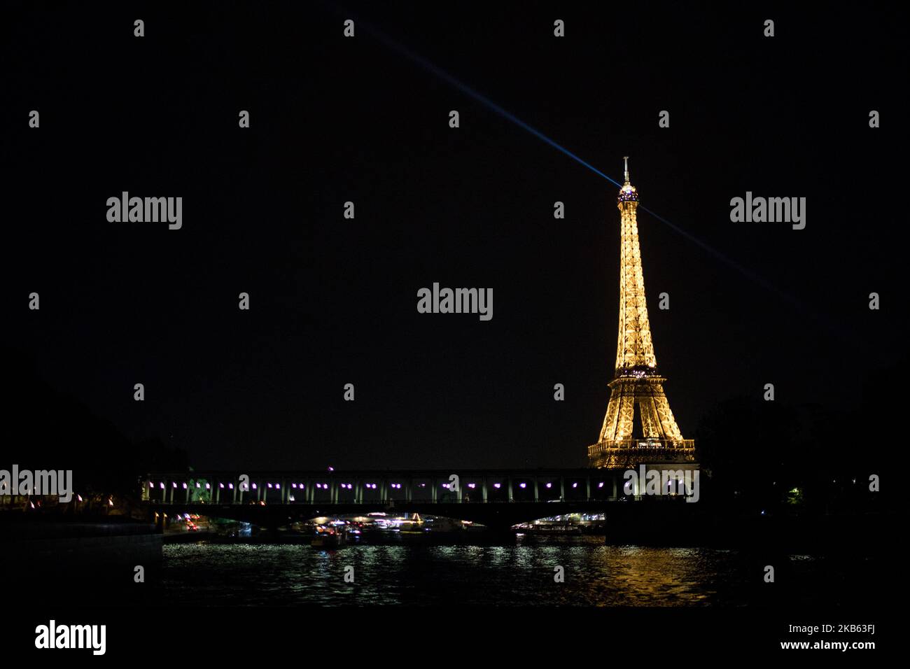 Paris, Frankreich, 31. August 2019. Ein Blick auf den Eiffelturm, der nachts von einem Segelschiff auf der seine beleuchtet wird. (Foto von Emeric Fohlen/NurPhoto) Stockfoto