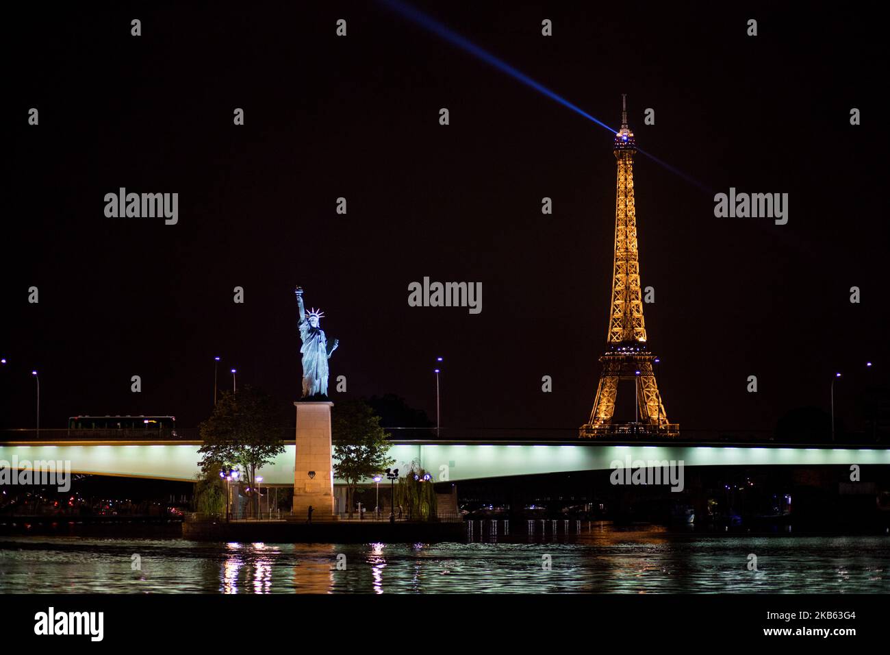 Paris, Frankreich, 7. August 2018. Ein Blick auf die Freiheitsstatue auf Swan Island mit dem nächtlichen Eiffelturm von einem Fliegenboot auf der seine im Hintergrund. (Foto von Emeric Fohlen/NurPhoto) Stockfoto
