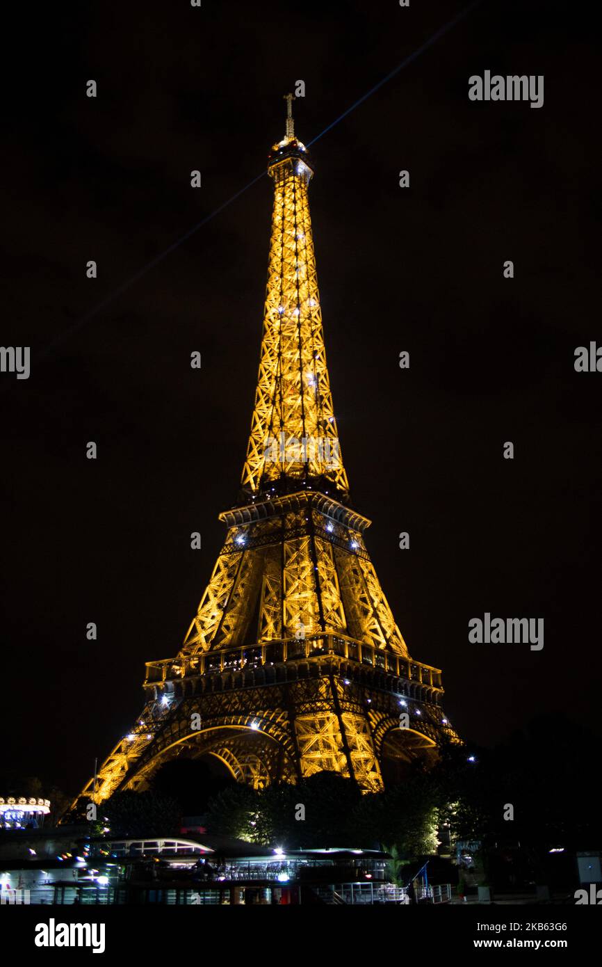 Paris, Frankreich, 7. August 2018. Ein Blick auf den Eiffelturm, der nachts von einem Segelschiff auf der seine beleuchtet wird. (Foto von Emeric Fohlen/NurPhoto) Stockfoto