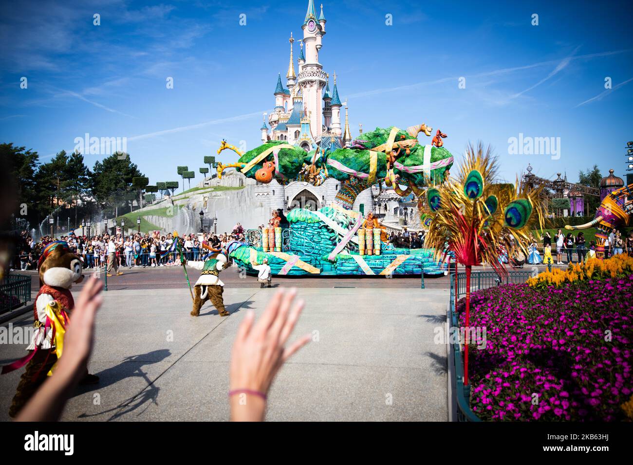 Eine Parade im Disneyland Paris, in Paris, Frankreich, am 14. September 2019. Disneyland Paris ist eine der beliebtesten Attraktionen Europas. 2017 hat Disneyland Paris seit seiner Eröffnung im Jahr 1992 320 Millionen Besuche erhalten, 56 % davon kamen aus dem Ausland (vor allem aus Europa). (Foto von Salvatore Romano/NurPhoto) Stockfoto