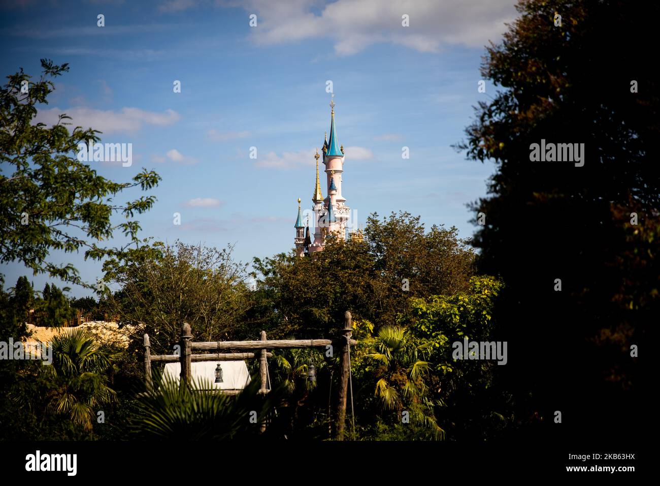 Ein Blick auf das Dornröschenschloss im Disneyland Paris, in Paris, Frankreich, am 14. September 2019. Disneyland Paris ist eine der beliebtesten Attraktionen Europas. 2017 hat Disneyland Paris seit seiner Eröffnung im Jahr 1992 320 Millionen Besuche erhalten, 56 % davon kamen aus dem Ausland (vor allem aus Europa). (Foto von Salvatore Romano/NurPhoto) Stockfoto