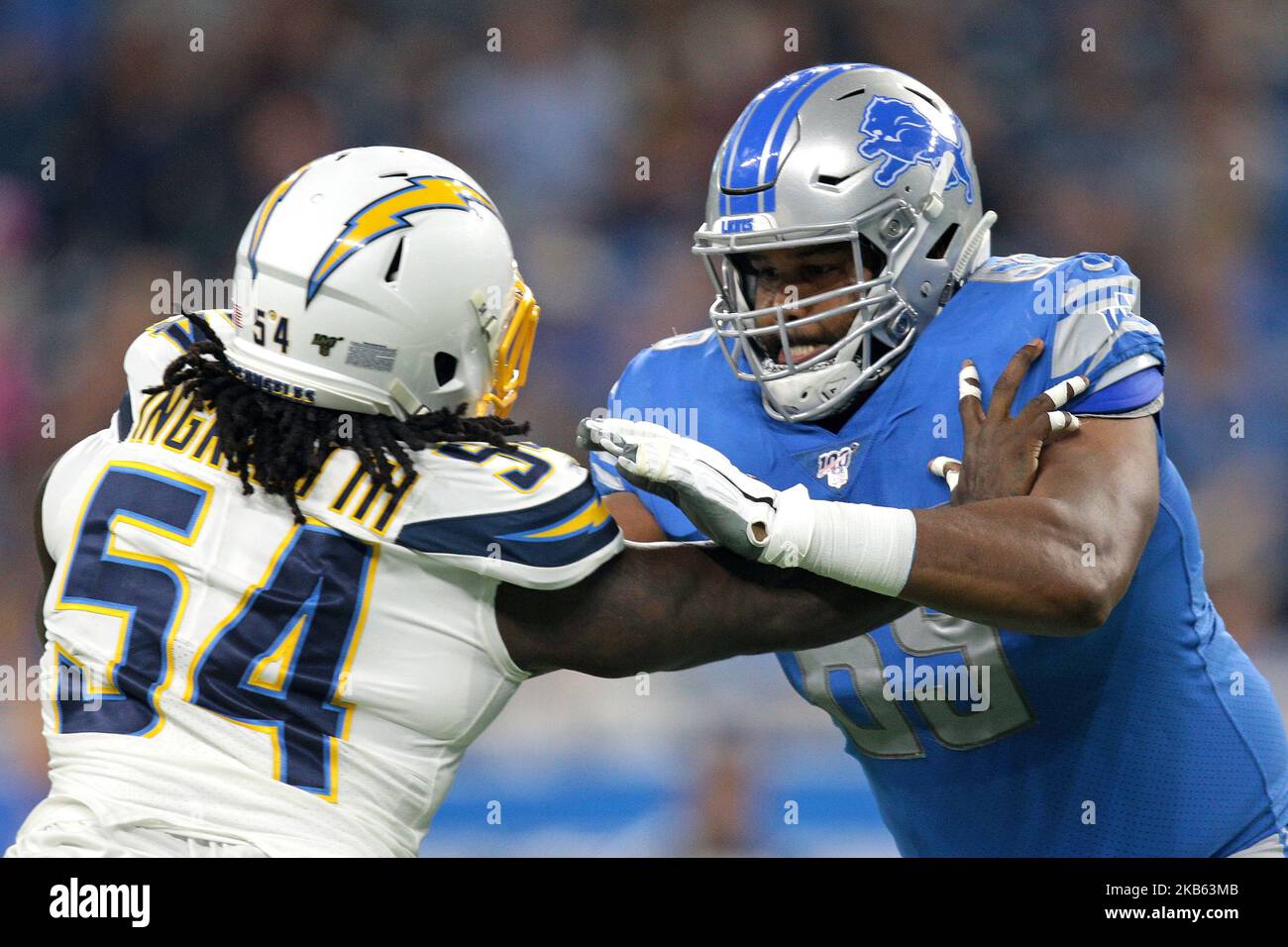 Detroit Lions Offensivgarde Tyrell Crosby (65) verteidigt gegen Los Angeles Chargers Defensivende Melvin Ingram (54) dlwährend der ersten Hälfte eines NFL-Fußballspiels gegen die in Detroit, Michigan, USA, am Sonntag, 15. September 2019 (Foto: Jorge Lemus/NurPhoto) Stockfoto