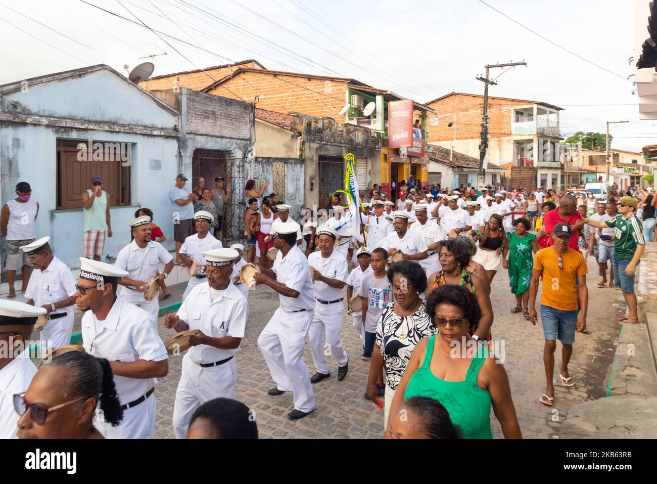Saubara, Bahia, Brasilien - 06. August 2022: Mitglieder der Kulturgruppe Encontro de Chegancas tragen weiße Kleidung und spielen Schlagzeug-Musikinstrumente Stockfoto