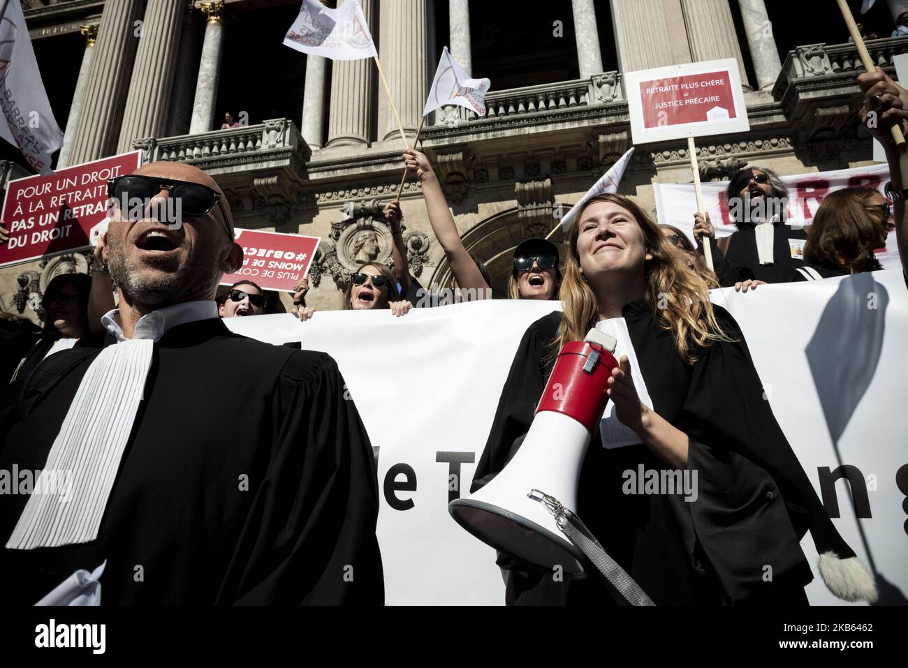 Streikende Anwälte chören Slogans, während ein anderer ein Megaphon hält vor der Demonstration am Montag, dem 16. September 2019 in Paris gegen die Rentenreform versammelten sich rund 20000 Selbständige. Vor allem Anwälte, aber auch verschiedene Fachleute (Piloten, Ärzte, Physiotherapeuten, Podologen und andere) marschierten die Demonstranten vom Place de l'Opéra und dem Place de la Bastille aus, um gegen die Abschaffung ihrer speziellen Rentenbeitragsregelungen und die Angleichung an das allgemeine Regime zu protestieren. (Foto von Samuel Boivin/NurPhoto) Stockfoto
