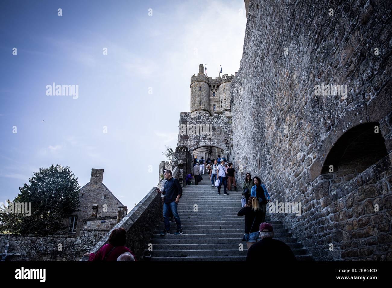 Ein Blick auf den Mont Saint-Michel, Frankreich, am 16. September 2019. Der Mont Saint-Michel ist mit über 3 Millionen Besuchern pro Jahr einer der meistbesuchten Orte Frankreichs. Der Mont Saint-Michel und seine Bucht sind als UNESCO-Weltkulturerbe anerkannt. (Foto von Salvatore Romano/NurPhoto) Stockfoto