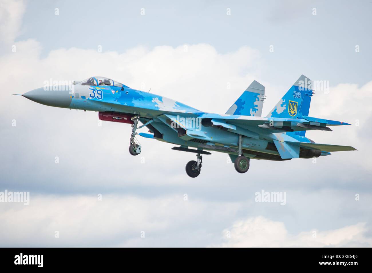 Sukhoi SU-27 Flanker 39 der ukrainischen Luftwaffe mit blauer digitaler Camouflivery beim letzten Anflug und bei der Landung auf dem Militärflugplatz kleine Brogel EBLL in Belgien vor der Internationalen Sanicole Airshow auf dem Sanicole Airfield Vliegveld in Hechtel - Eksel / Leopoldsburg / Beverlo Airfield EBLE Ein ehemaliger belgischer Militärflugplatz. Das Flugzeug aus der Ukraine ist ein zweimotoriger Mehrrollen-Kampfflugzeug sowjetischer Herkunft, der von Suchoi in der Sowjetunion / Russland entworfen wurde, es wird in einer statischen Ausstellung und Flugdemonstration auf der Flugshow sein. (Foto von Nicolas Economou/NurPhoto) Stockfoto
