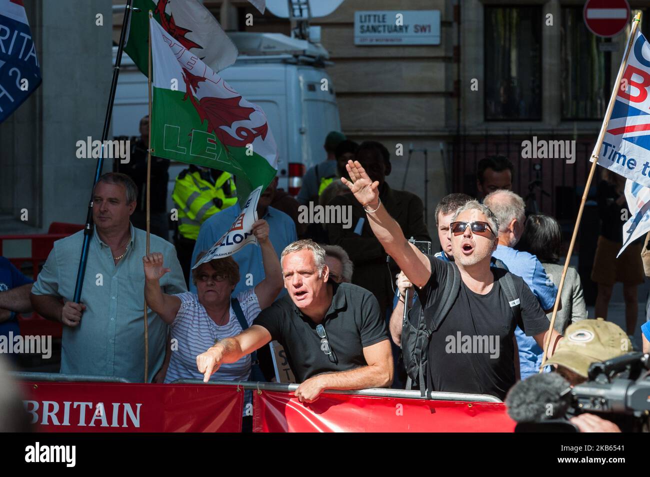 Befürworter des Brexit Boris Johnson protestieren am 17. September 2019 vor dem Obersten Gerichtshof in London, England. Heute beginnen die Richter des Obersten Gerichtshofs eine dreitägige Anhörung über die Behauptung, Premierminister Boris Johnson habe die Königin rechtswidrig beraten, fünf Wochen lang das parlament vorüber zu lassen, um zu verhindern, dass Abgeordnete über die Brexit-Krise debattieren. (Foto von Wiktor Szymanowicz/NurPhoto) Stockfoto