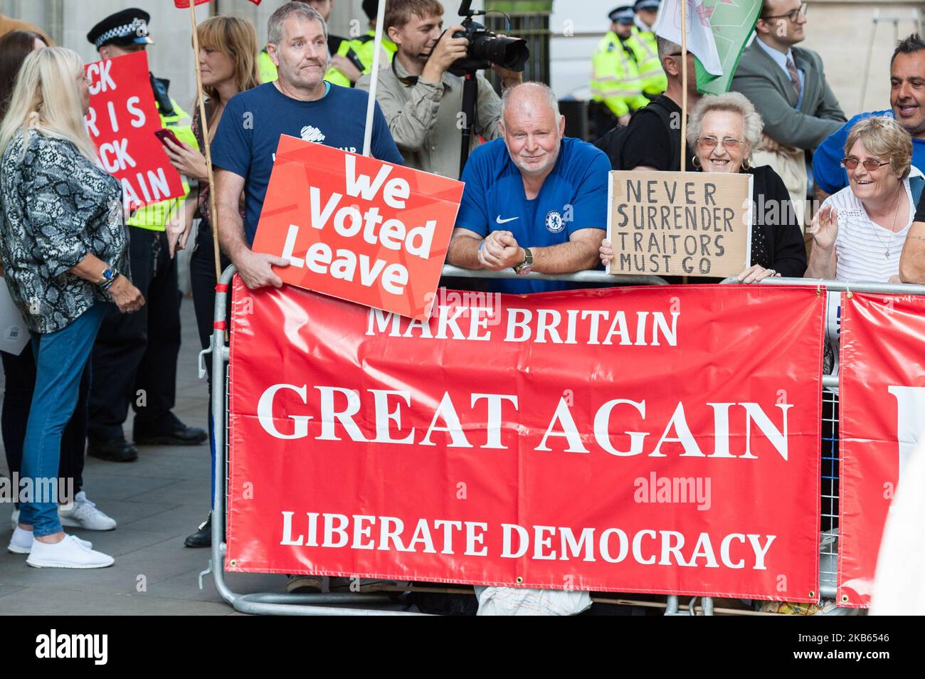 Befürworter des Brexit Boris Johnson protestieren am 17. September 2019 vor dem Obersten Gerichtshof in London, England. Heute beginnen die Richter des Obersten Gerichtshofs eine dreitägige Anhörung über die Behauptung, Premierminister Boris Johnson habe die Königin rechtswidrig beraten, fünf Wochen lang das parlament vorüber zu lassen, um zu verhindern, dass Abgeordnete über die Brexit-Krise debattieren. (Foto von Wiktor Szymanowicz/NurPhoto) Stockfoto