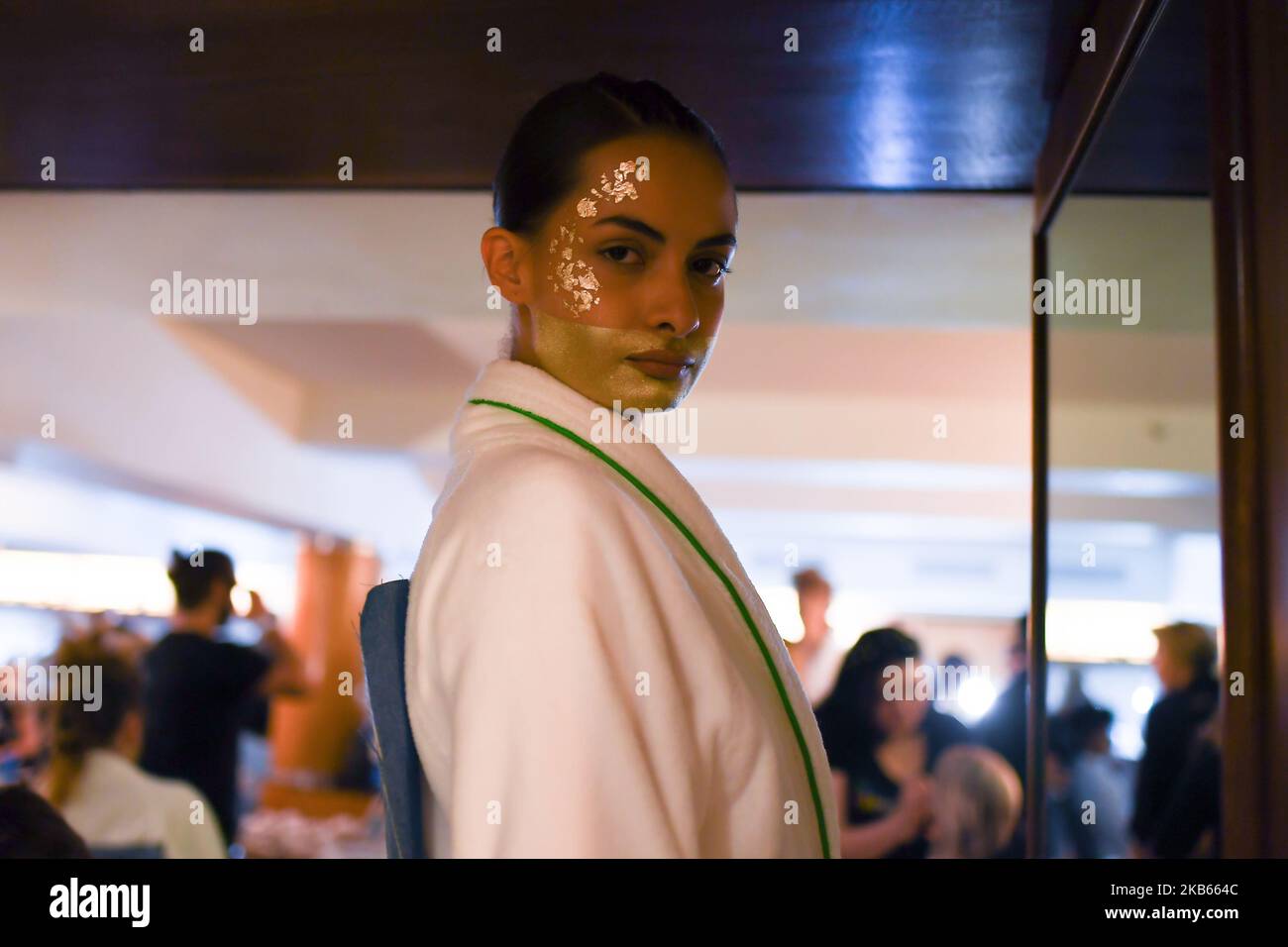 Die Models stehen vor der VIN + OMI Show während der London Fashion Week am 2019. September, London, 17. September 2019, im Hintergrund. (Foto von Alberto Pezzali/NurPhoto) Stockfoto