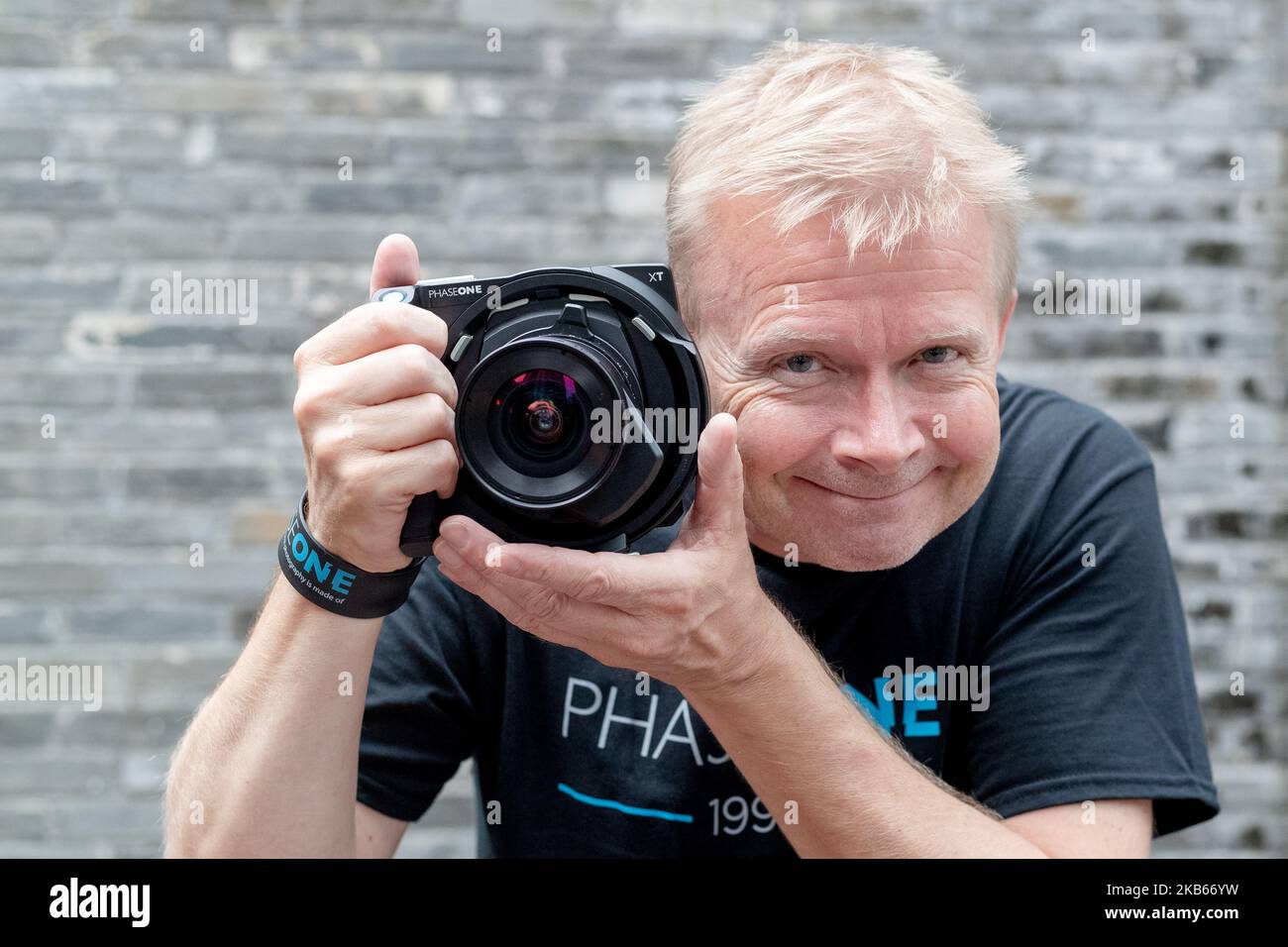 Der Senior Support Specialist der Phase One, Jesper Johansen, hält die neu eingeführte Phase One XT Kamera während einer Einführungsveranstaltung in Kuala Lumpur, Malaysia, am 18. September 2019. (Foto von Chris Jung/NurPhoto) Stockfoto