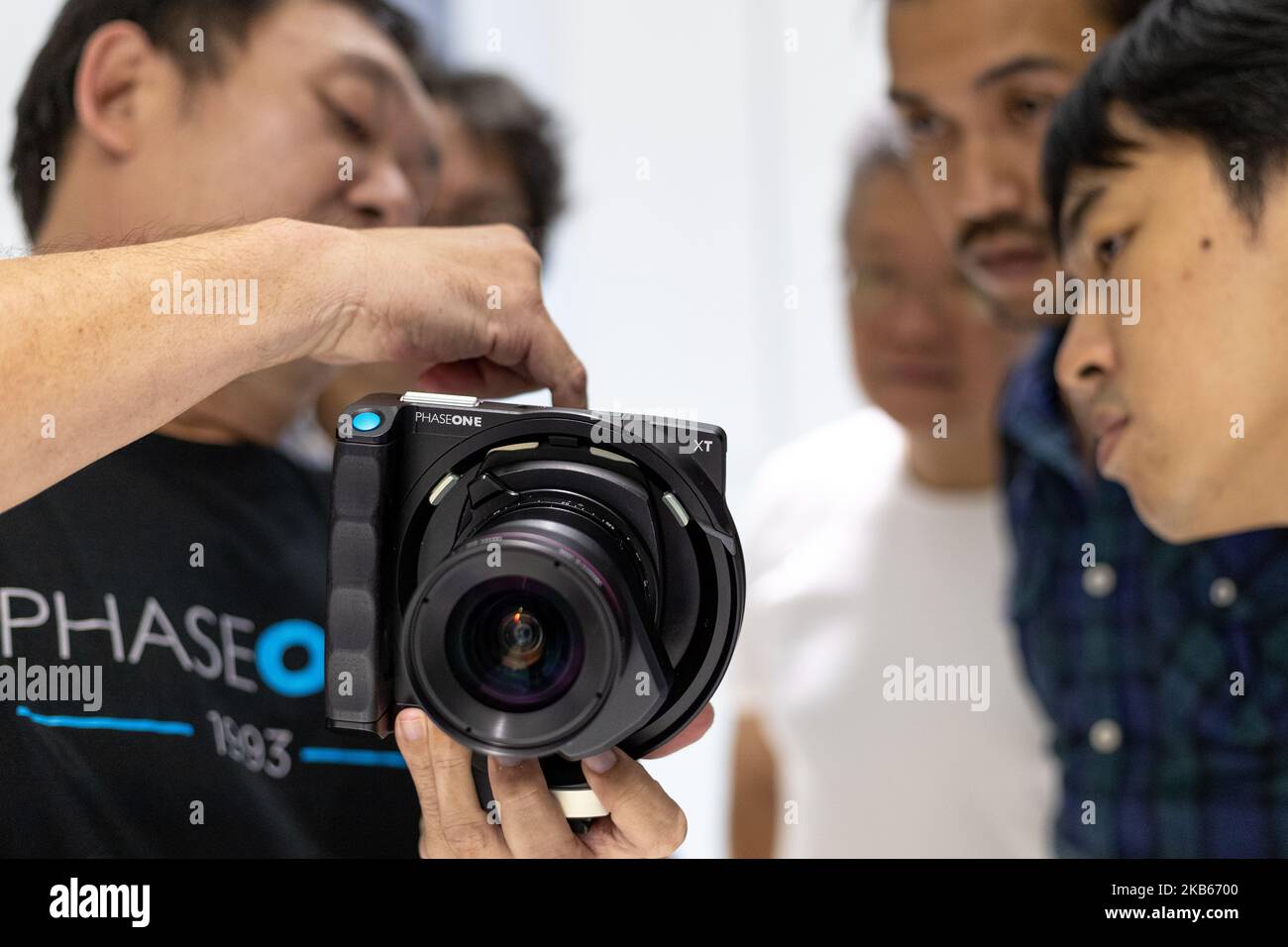 Die Teilnehmer testen und testen die neu gestartete Phase One XT Kamera während einer Einführungsveranstaltung am 18. September 2019 in Kuala Lumpur, Malaysia. (Foto von Chris Jung/NurPhoto) Stockfoto