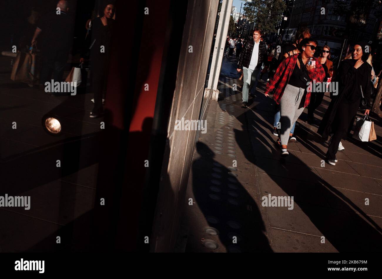 Am 18. September 2019 tragen Käufer ihre Taschen entlang der Oxford Street in London, England. Die Verkaufszahlen des britischen Einzelhandels für den Monat August werden morgen vom Office for National Statistics (ONS) veröffentlicht. Die Veröffentlichung im August, die den Monat Juli abdeckt, ergab einen Anstieg der Umsätze im Vergleich zum Vormonat um 0,2 Prozent, wobei die Umsätze in Kaufhaushalten zum ersten Mal im gesamten Jahr 2019 stiegen. (Foto von David Cliff/NurPhoto) Stockfoto
