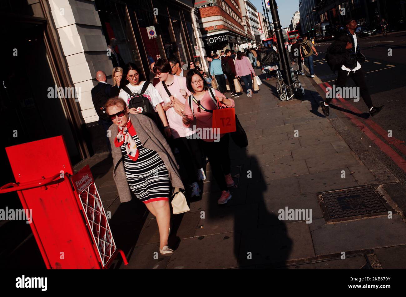 Am 18. September 2019 tragen Käufer ihre Taschen entlang der Oxford Street in London, England. Die Verkaufszahlen des britischen Einzelhandels für den Monat August werden morgen vom Office for National Statistics (ONS) veröffentlicht. Die Veröffentlichung im August, die den Monat Juli abdeckt, ergab einen Anstieg der Umsätze im Vergleich zum Vormonat um 0,2 Prozent, wobei die Umsätze in Kaufhaushalten zum ersten Mal im gesamten Jahr 2019 stiegen. (Foto von David Cliff/NurPhoto) Stockfoto