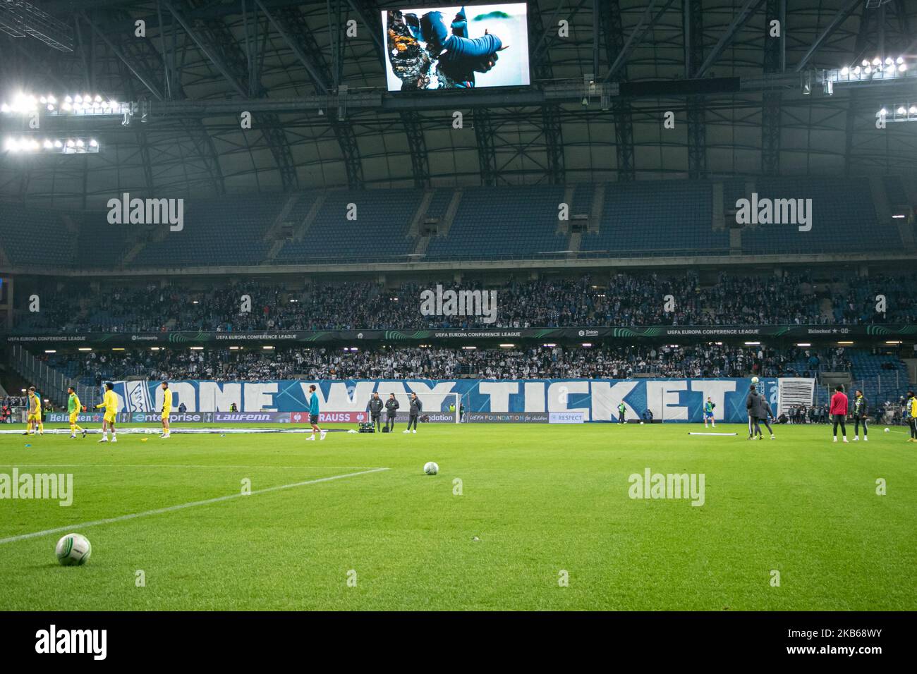 3. November 2022, Warschau, Warschau, Polen: POZNAN 03.11.2022.MECZ 6. KOLEJKA GRUPA C LIGA KONFERENCJI EUROPY SEZON 2022/23: LECH POZNAN - VILLAREAL CF --- UEFA EUROPA CONFERENCE LIGASPIEL DER GRUPPE C: LECH POZNAN - VILLAREAL CF.NZ KIBICE FANS BANER ONE WAY TICKET.FOT. ERNEST KOLODZIEJ / 400mm.pl (Bild: © fot. Ernest Kolodziej/Newspix via ZUMA Press) Stockfoto