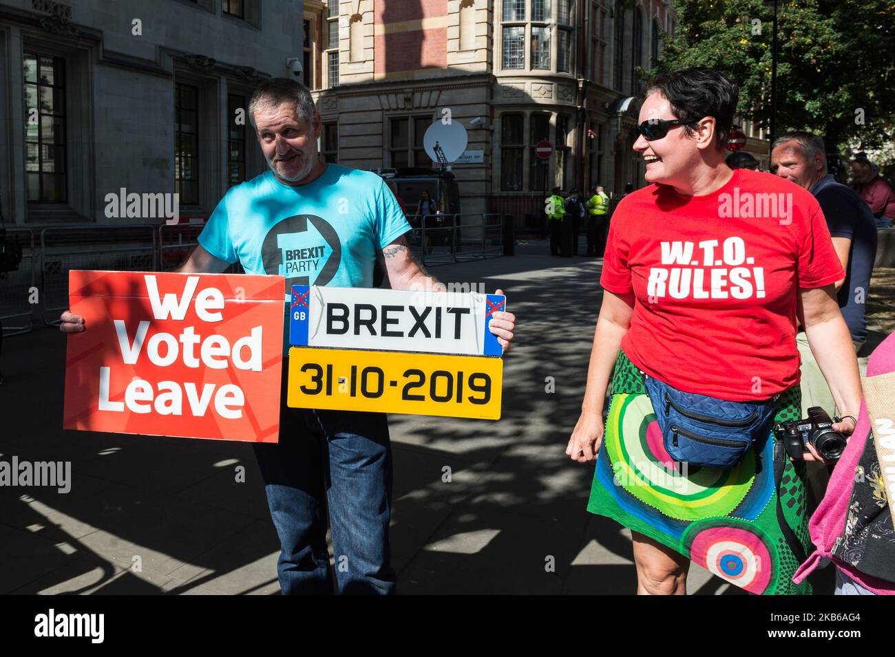 Befürworter des Brexit Boris Johnson protestieren am 19. September 2019 vor dem Obersten Gerichtshof in London, England. Heute ist der letzte Tag der dreitägigen Anhörung vor dem Obersten Gerichtshof wegen der Behauptung, Premierminister Boris Johnson habe die Königin rechtswidrig beraten, fünf Wochen lang das parlament vorüber zu lassen, um zu verhindern, dass die Abgeordneten über die Brexit-Krise debattieren. (Foto von Wiktor Szymanowicz/NurPhoto) Stockfoto