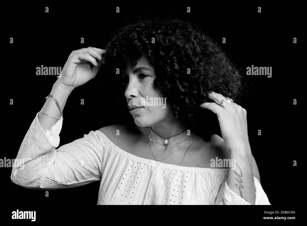 Schwarz-Weiß-Porträt der schönen Frau vor schwarzem Hintergrund. Reife Frau. Selbstwertgefühl-Konzept. Stockfoto