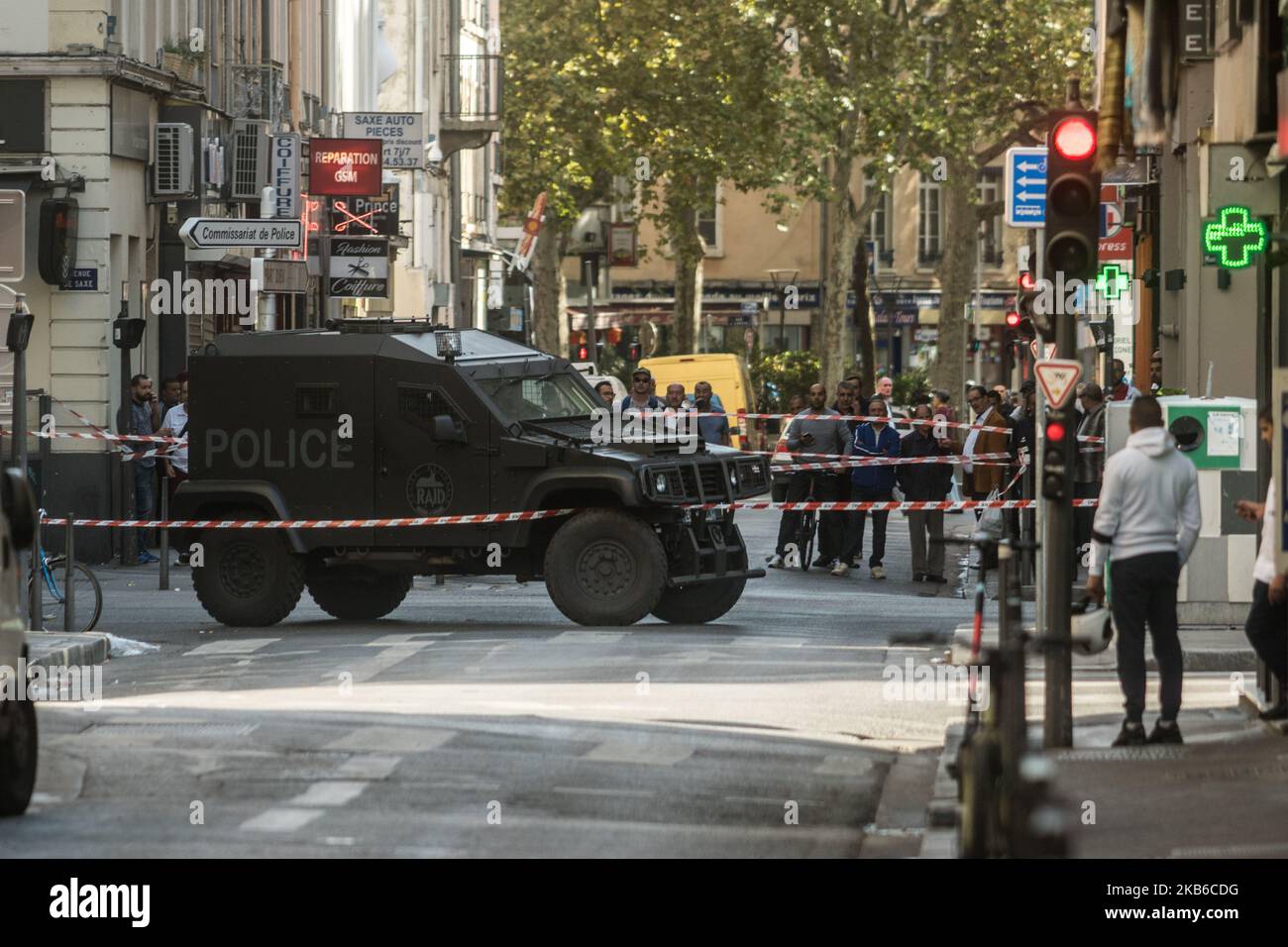 Die Polizei arbeitet daran, einen Mann zu verhaften, der am 20. September 2019 in der Paul-Bert-Straße in Lyon, Frankreich, einen Passanten erschoss. Die Elite-RAID-Einheit wurde gerufen, um im Haus des jungen Mannes einzugreifen, um ihn zu verhaften. (Foto von Nicolas Liponne/NurPhoto) Stockfoto