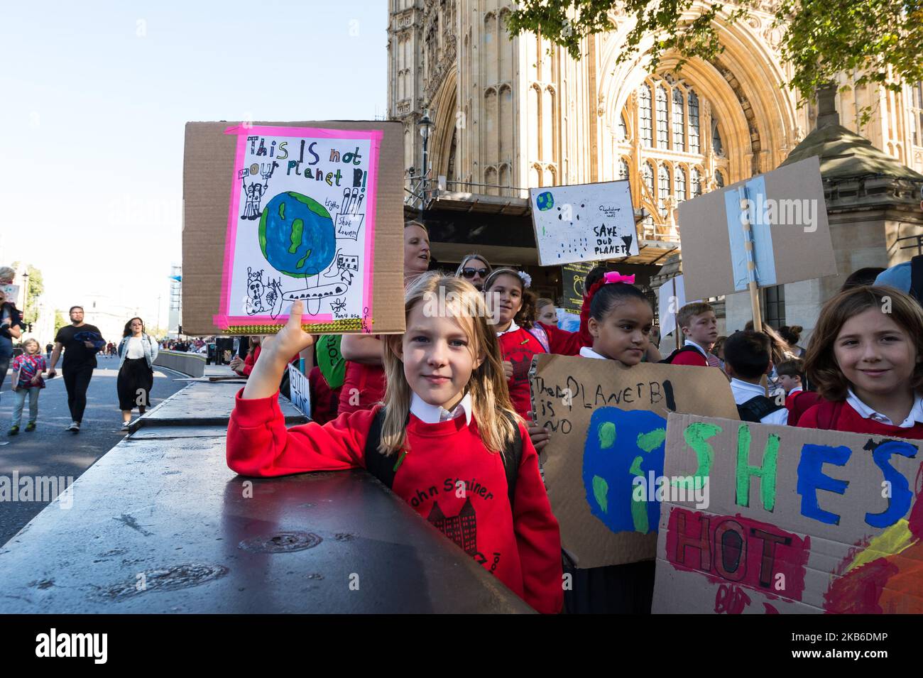 Tausende von Demonstranten nehmen am 20. September 2019 in London, England, an einem Globalen Klimaschutzstreik Teil, um die internationale Aufmerksamkeit auf die Klimakrise und die ökologische Krise zu lenken. Es wird erwartet, dass Millionen von Menschen an über 4.000 Orten in mehr als 130 Ländern der Welt während einer einwöchigen Mobilisierung auf die Straße gehen werden. (Foto von Wiktor Szymanowicz/NurPhoto) Stockfoto