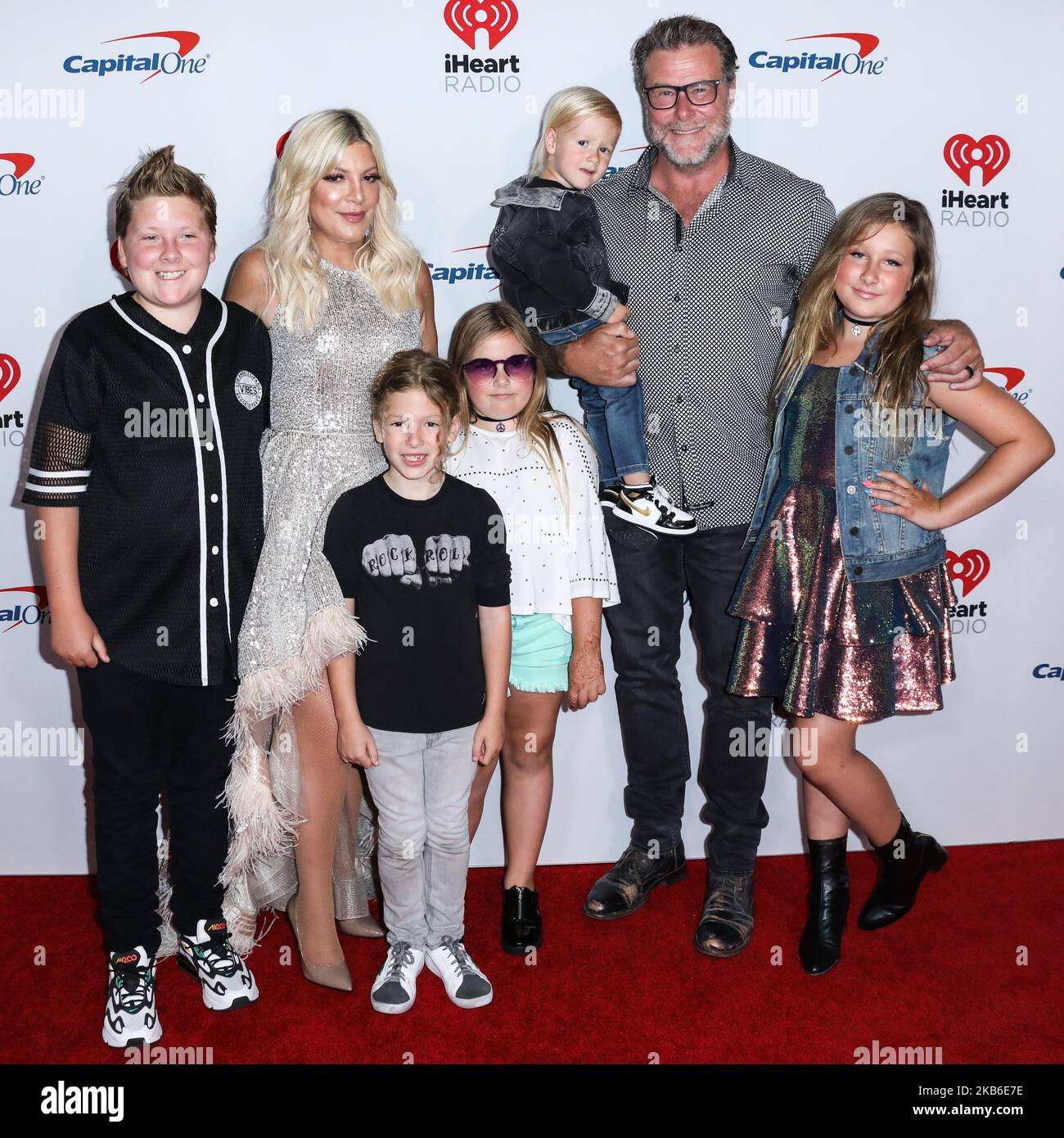 LAS VEGAS, NEVADA, USA - SEPTEMBER 20: Tori Spelling, Dean McDermott, Stella Doreen McDermott, Liam McDermott, Beau Dean McDermott, Hattie McDermott und Finn McDermott kommen zum iHeartRadio Music Festival 2019 - Night 1, das am 20. September 2019 in Las Vegas, Nevada, USA, in der T-Mobile Arena stattfindet. (Foto von David Acosta/Image Press Agency/NurPhoto) Stockfoto