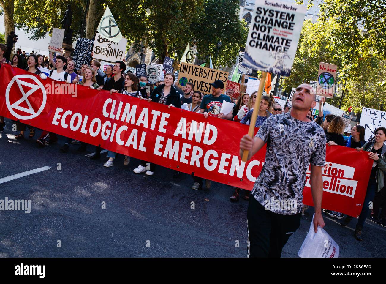 Mitglieder der Aktivistengruppe Extinction Rebellion marschieren um den Parliament Square, während sich zehntausende Umweltschützer am ersten Tag einer Woche weltweiter „Klimaangriffe“ versammeln, die Teil der Jugendbewegung „Fridays for Future“ sind, die vom schwedischen Teenager Greta Thunberg am 20. September in London, England, begonnen wurde. 2019. Die Organisatoren sagen, dass sie erwarten, dass von heute bis zum 27. September mehr als 2.400 solcher Demonstrationen in einer sogenannten „Global Week for Future“ stattfinden werden. Es ist eine Woche, in der morgen der erste UN-Jugendklimagipfel sowie die UNO stattfinden Stockfoto