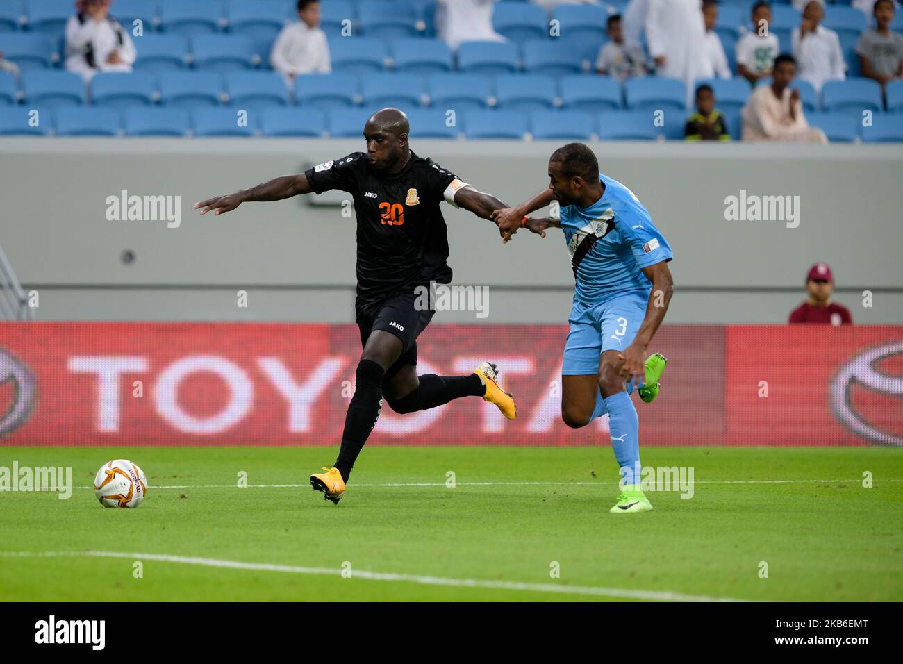 Yannick Sagbo zwickt sich für den Besitz mit Abdelkarim Hassan während Al Sadd gegen Umm Salal in der QNB Stars League am 20 2019. September im Al Janoub Stadium, Katar. (Foto von Simon Holmes/NurPhoto) Stockfoto