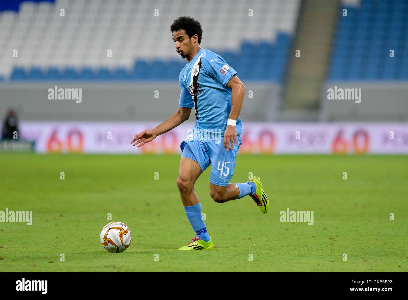 Akram Afif setzt sich während Al Sadd gegen Umm Salal in der QNB Stars League am 20 2019. September im Al Janoub Stadium, Katar, durch. (Foto von Simon Holmes/NurPhoto) Stockfoto