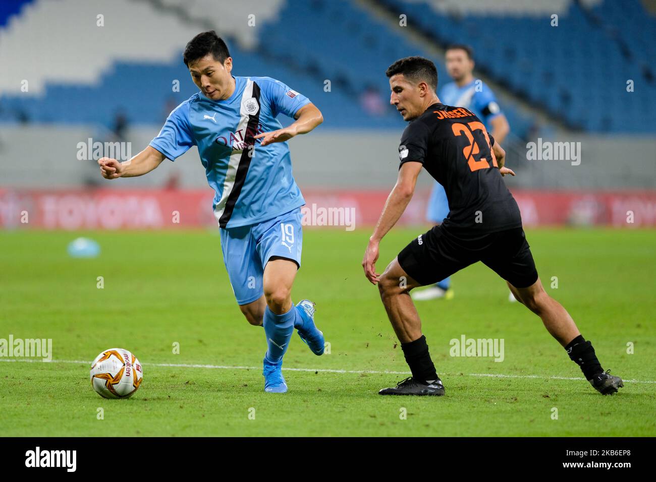 Nam Tae-hee setzt sich während Al Sadd gegen Umm Salal in der QNB Stars League am 20 2019. September im Al Janoub Stadium, Katar, durch. (Foto von Simon Holmes/NurPhoto) Stockfoto